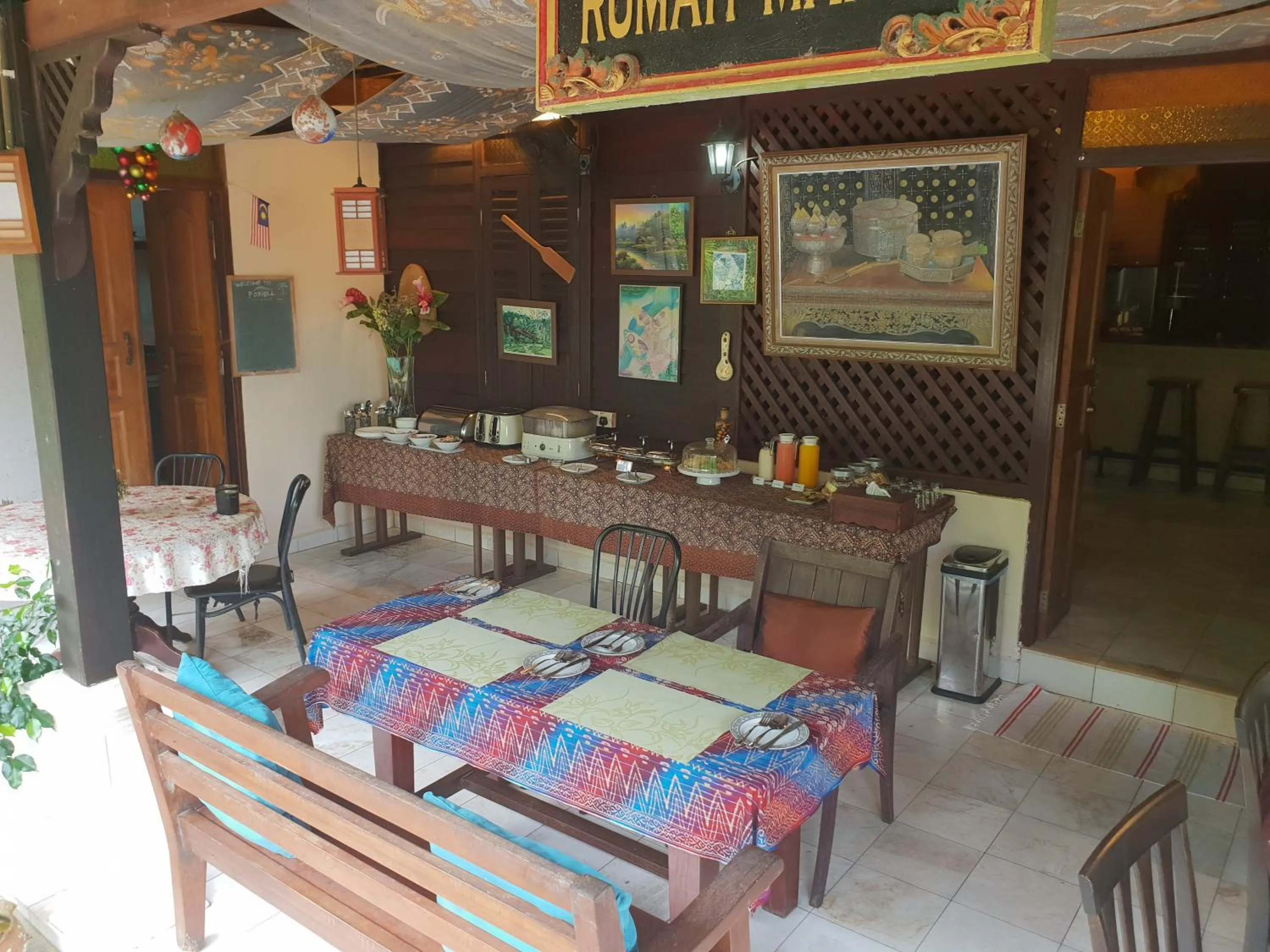 Breakfast in Fox Hill