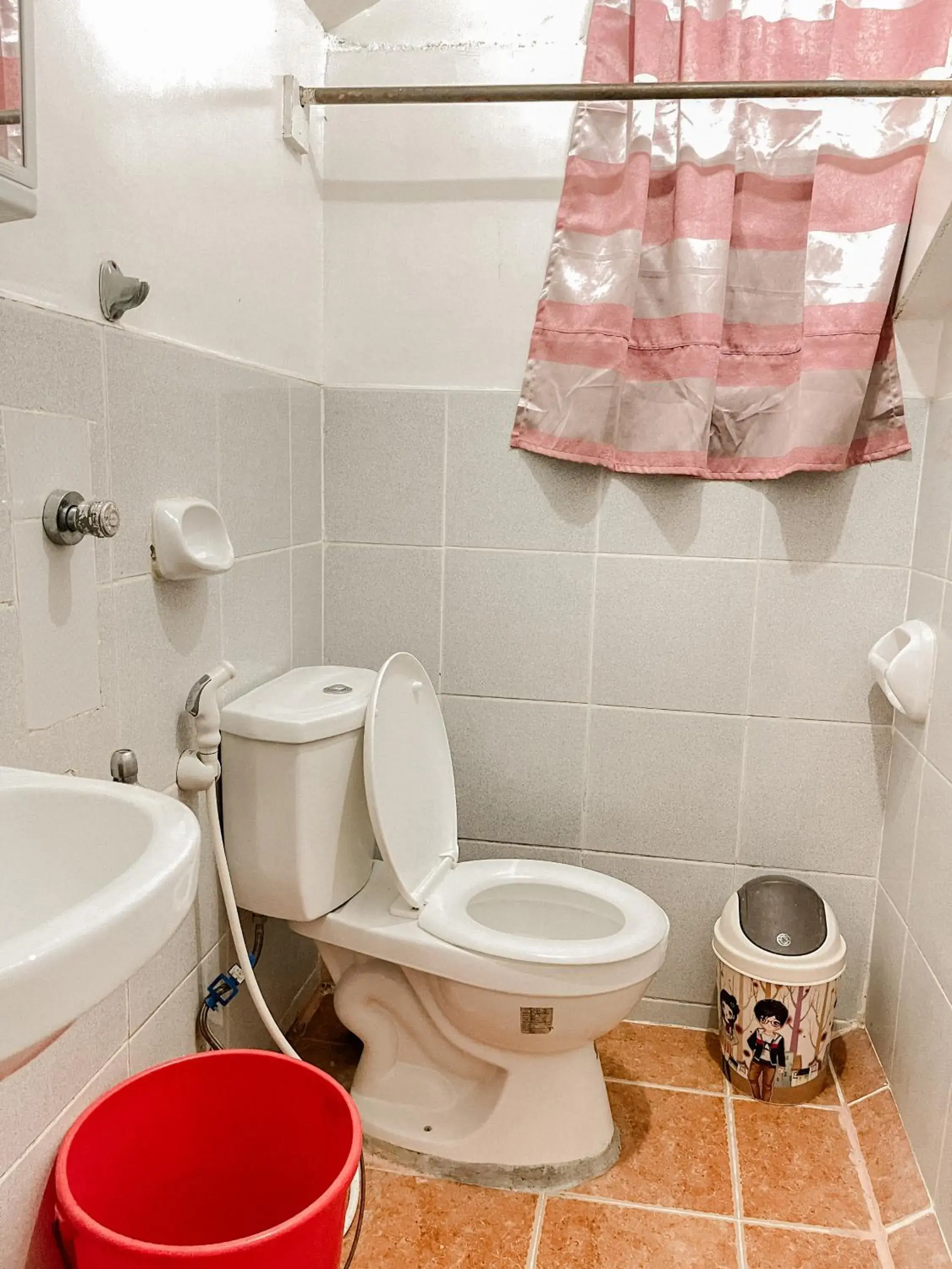 Basic Triple Room with Shared Bathroom in Mario's Travellers Inn Basic Triple Room with Shared Bathroom in Mario's Travellers Inn