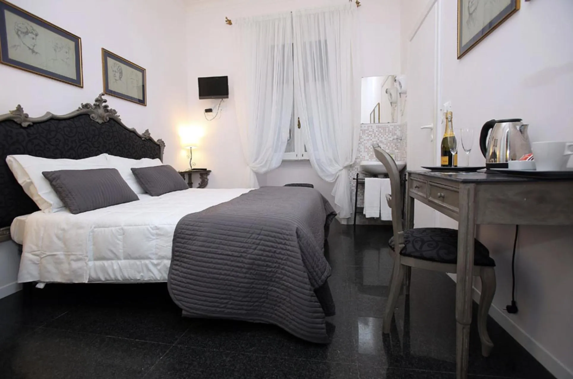 Bed in Amica Roma Guest House
