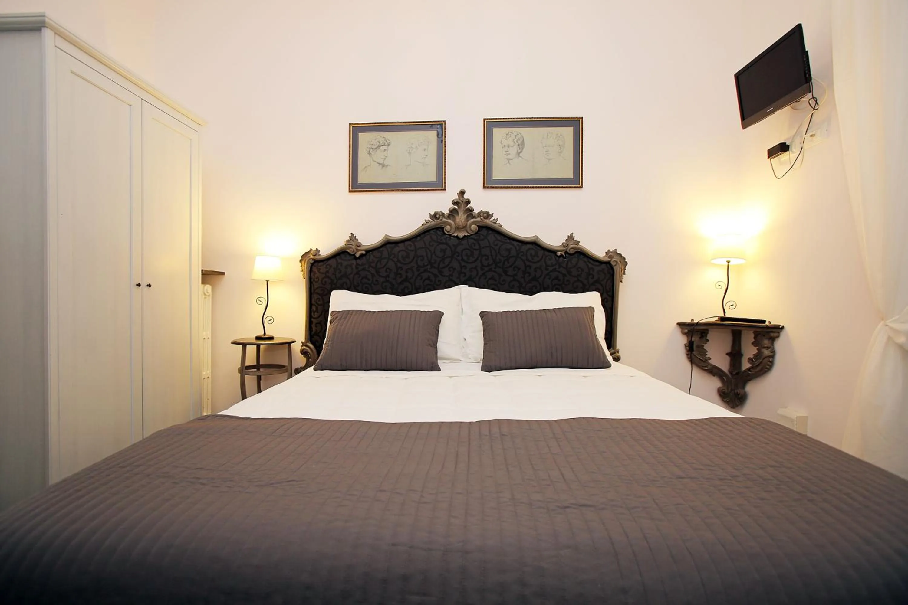 Photo of the whole room, Bed in Amica Roma Guest House