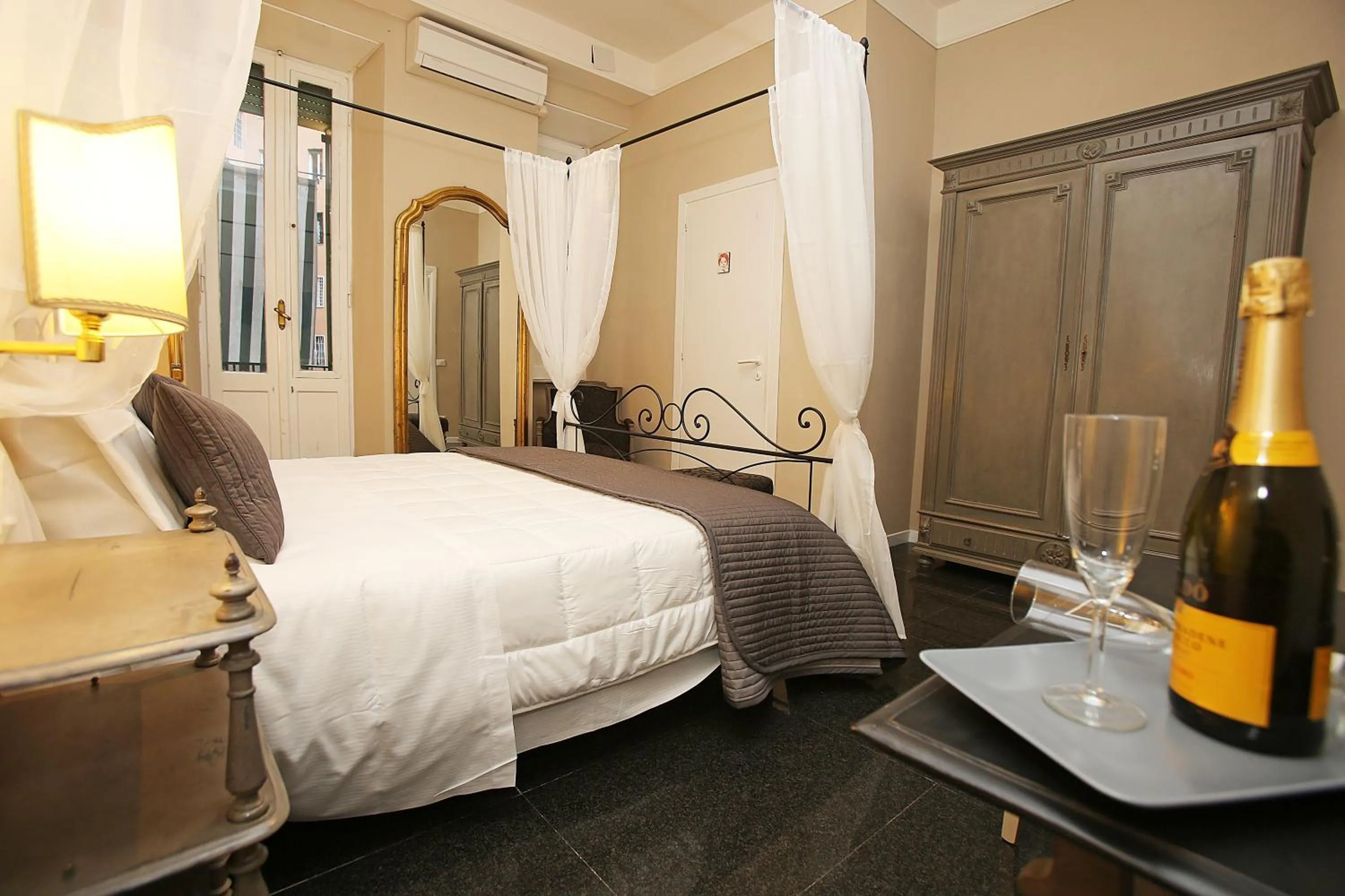 Bed in Amica Roma Guest House