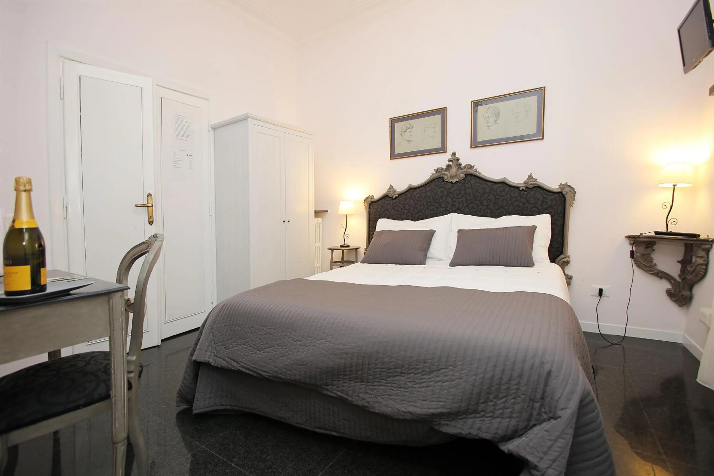 Photo of the whole room, Bed in Amica Roma Guest House