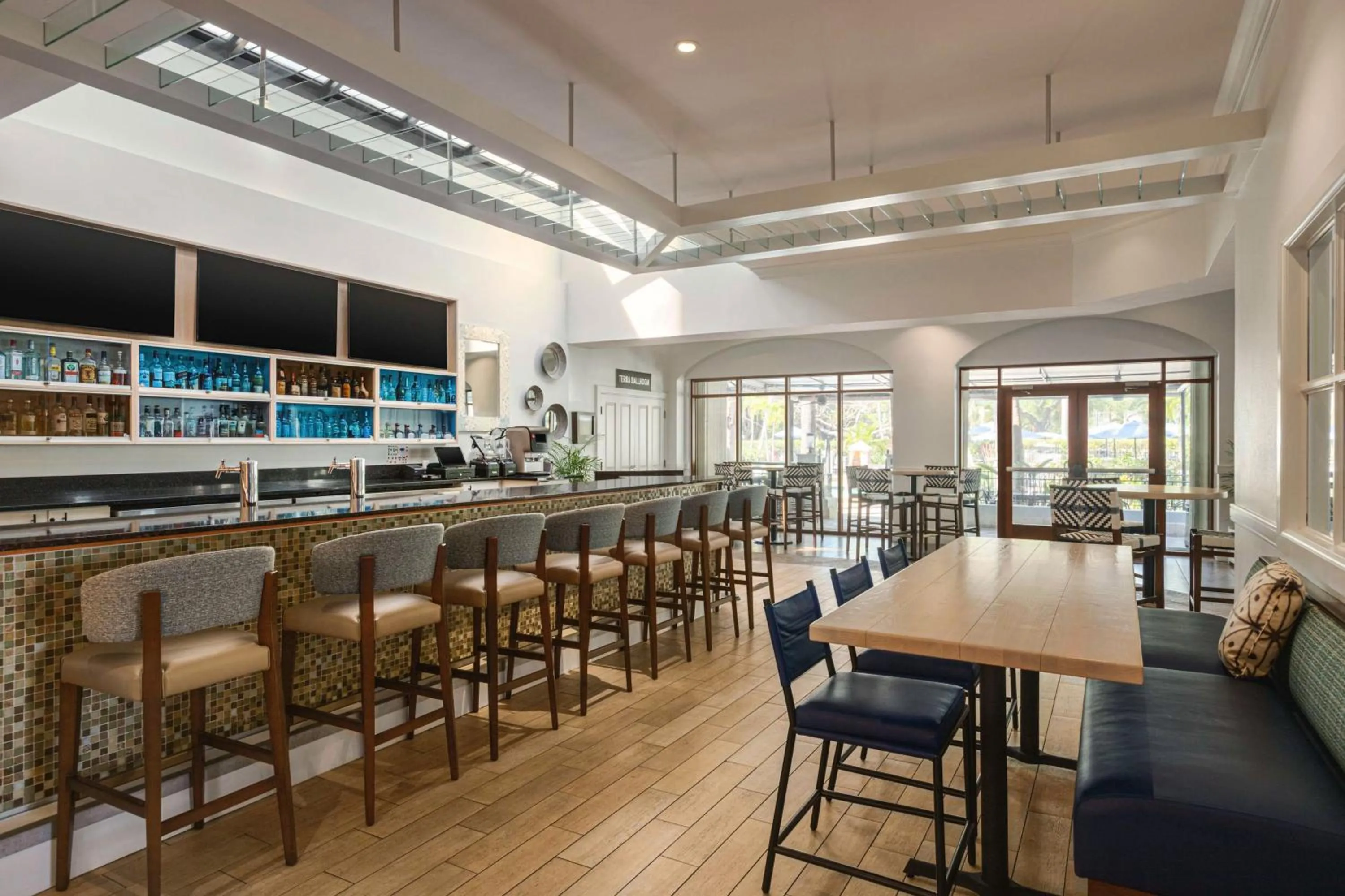 Lounge or bar in Embassy Suites by Hilton Fort Lauderdale 17th Street