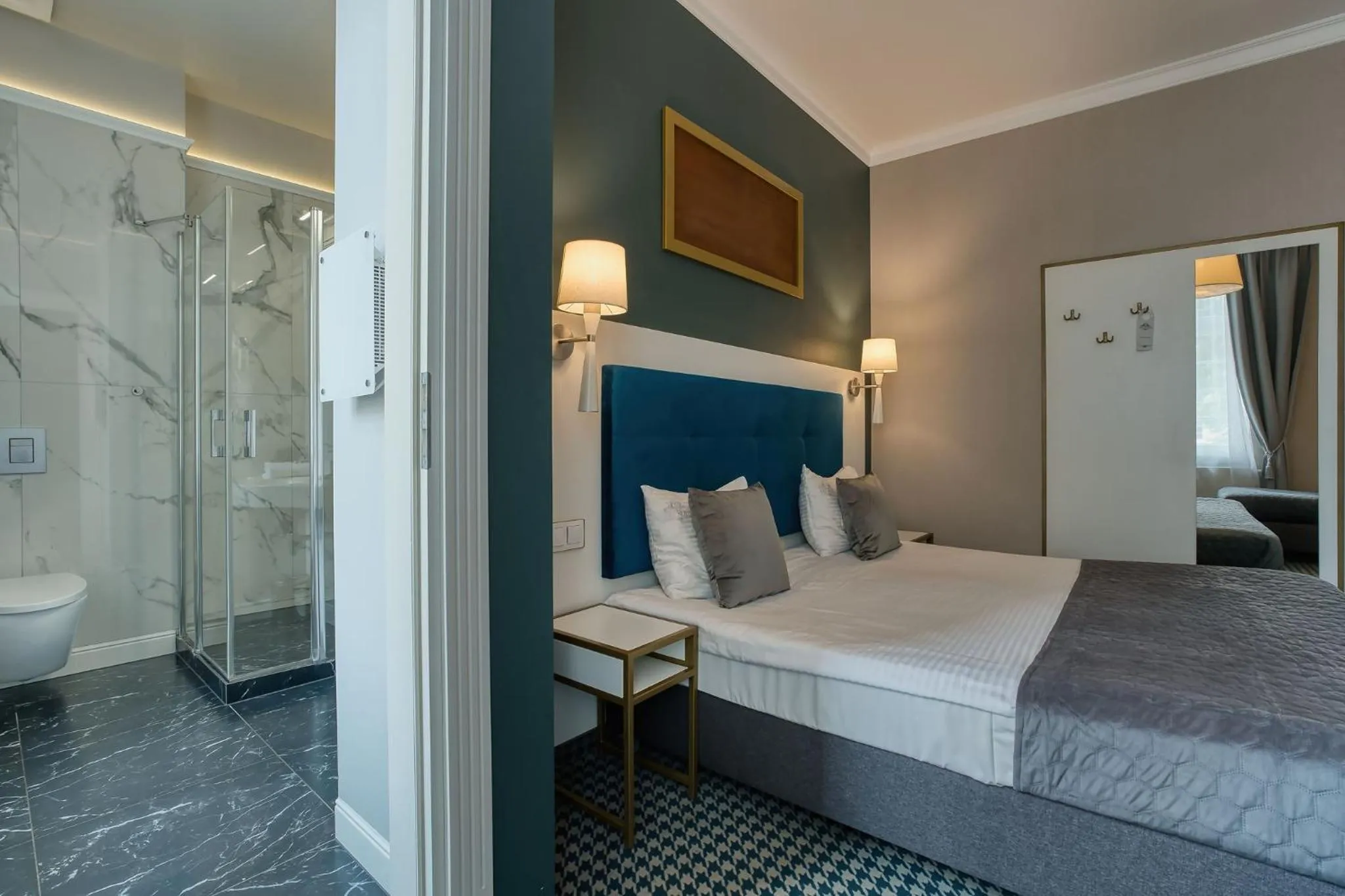 Shower, Bed in Hotel Villa Art Novis City Center