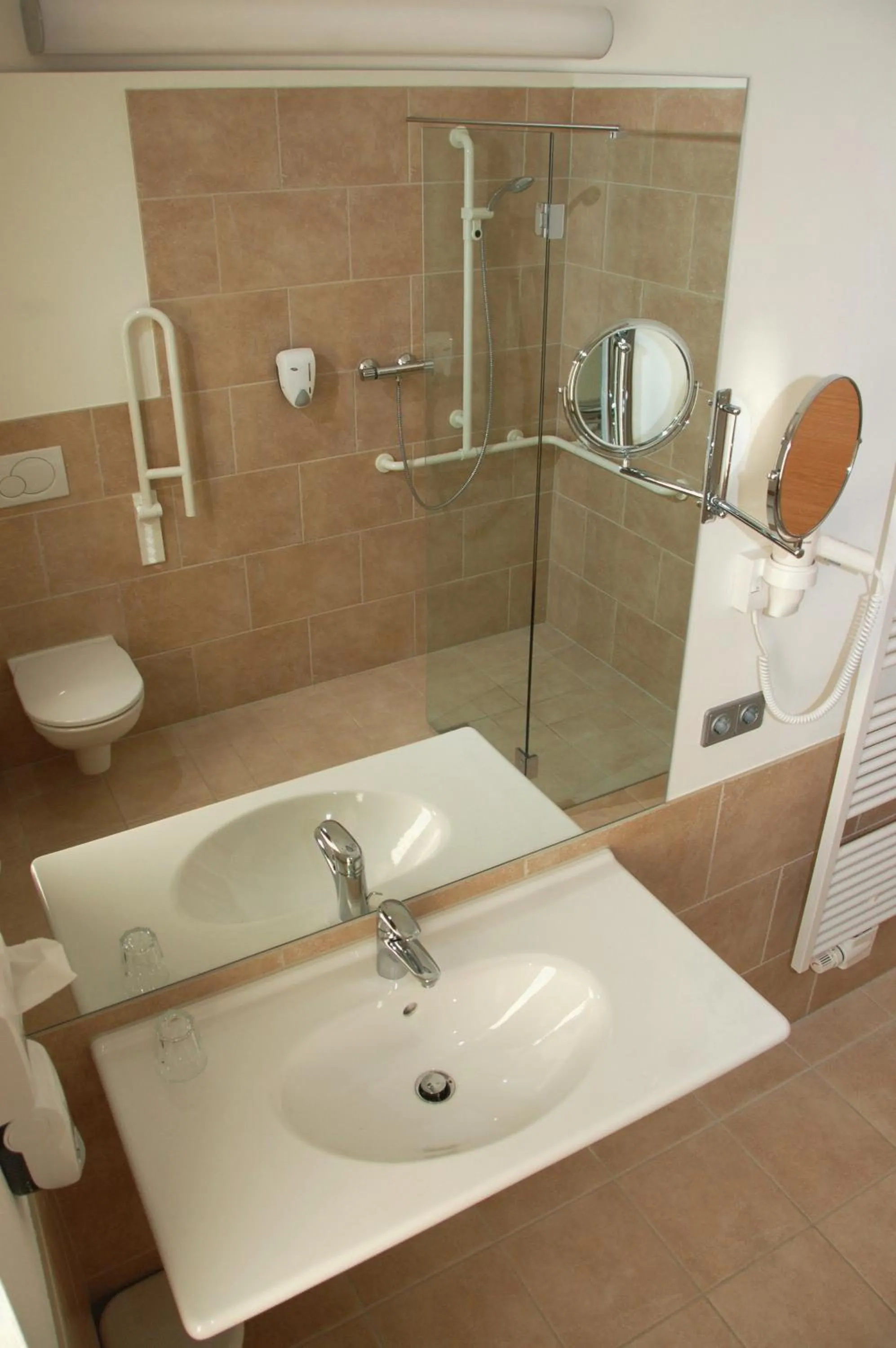 Shower in Hotel Bräuwirt