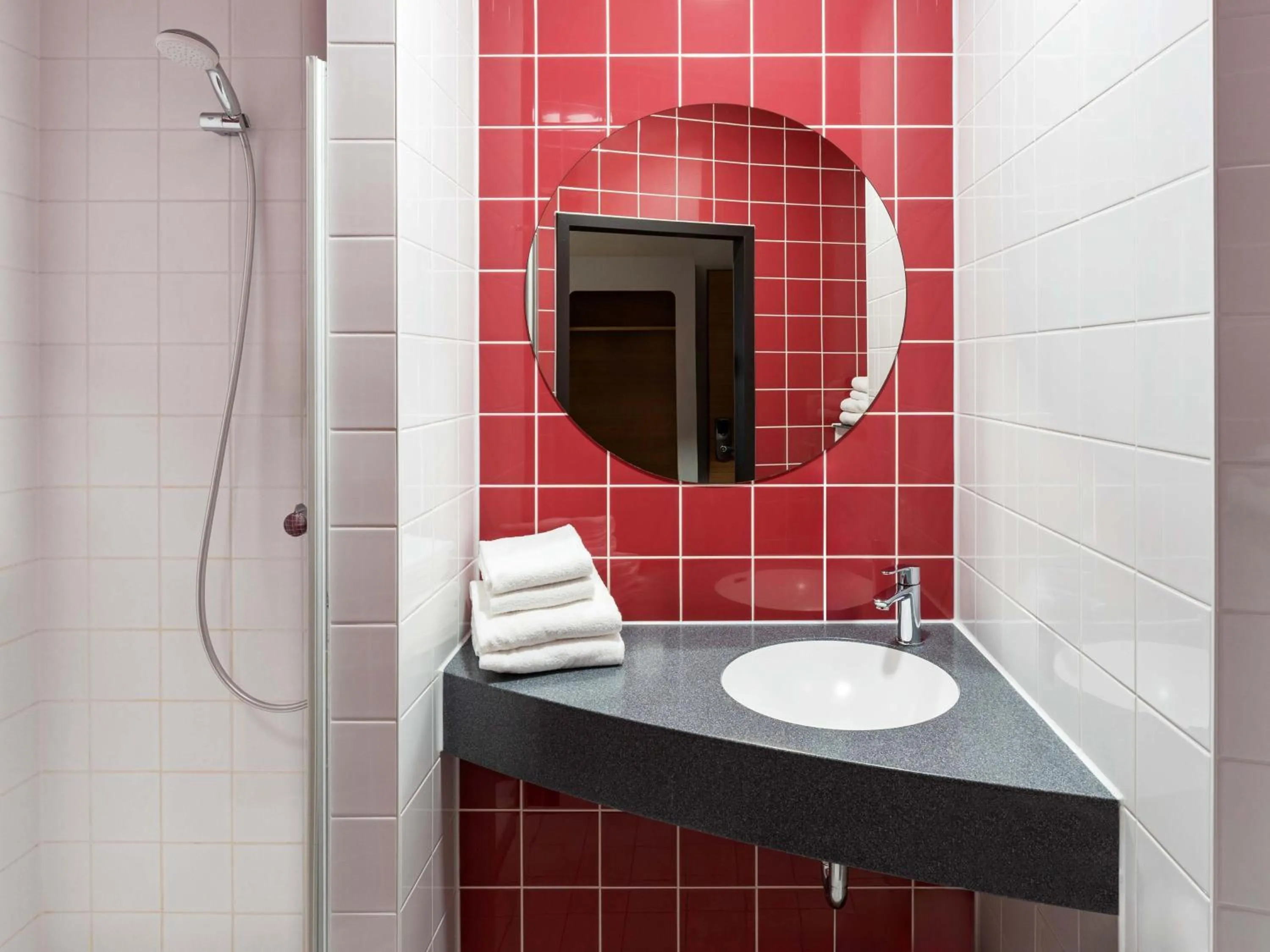 Shower in B&B Hotel Hildesheim