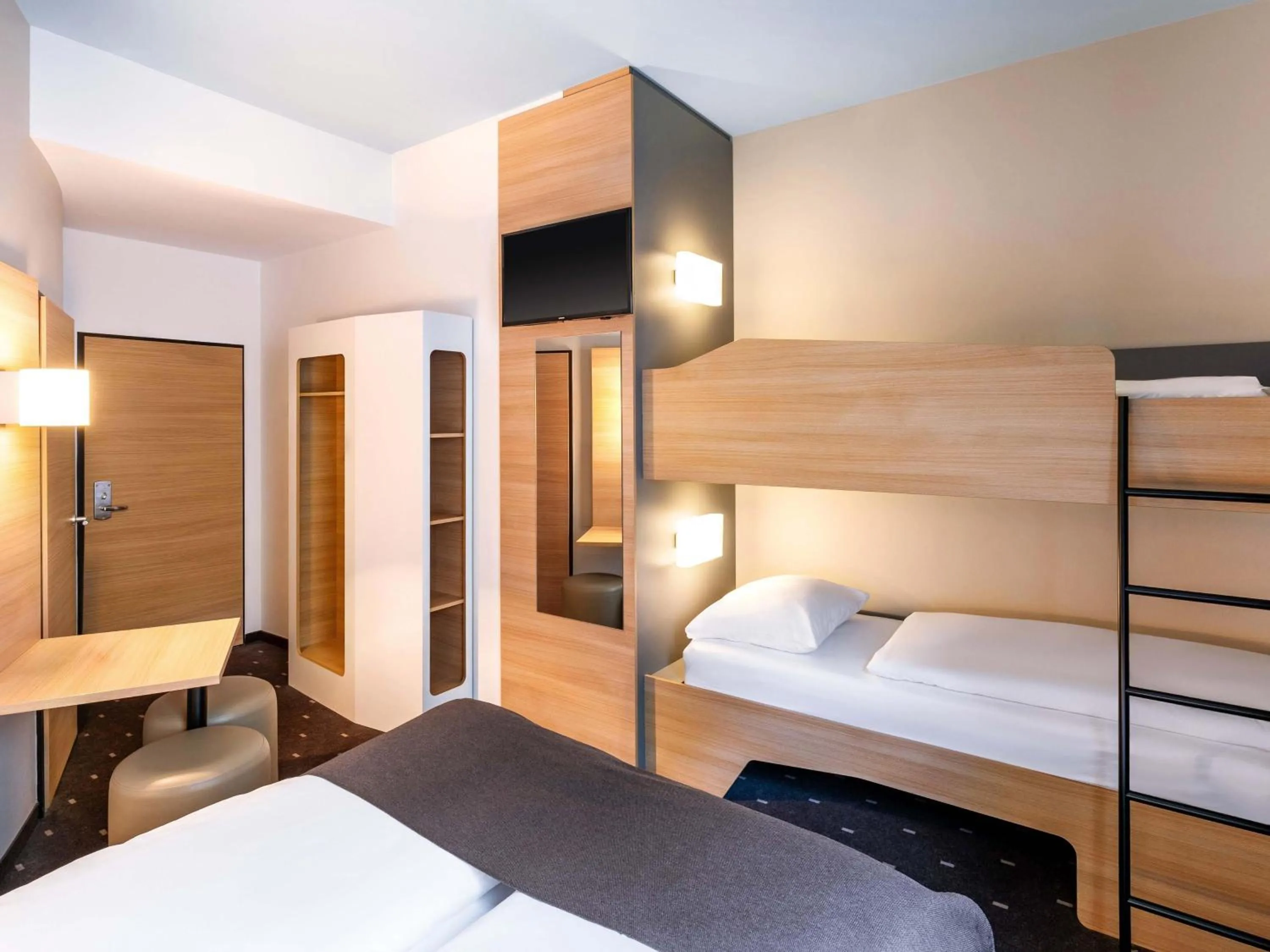 Photo of the whole room, Bed in B&B Hotel Hildesheim