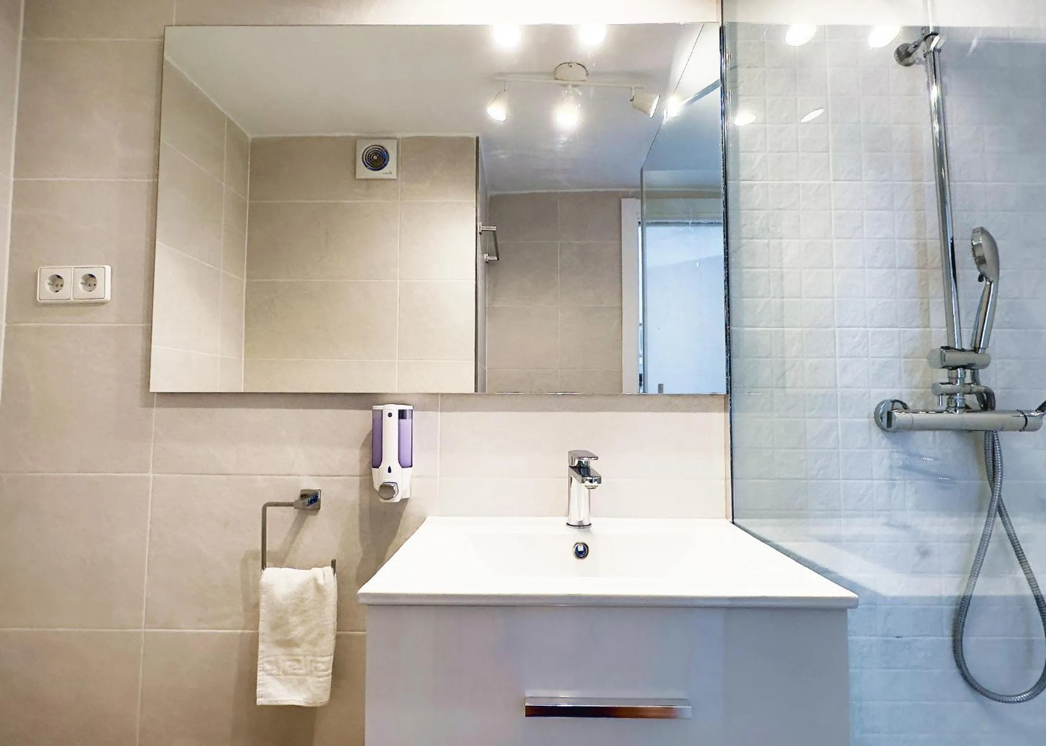 Bathroom in Skol 727 Lovely 2 Bedroom Duplex in Marbella Center