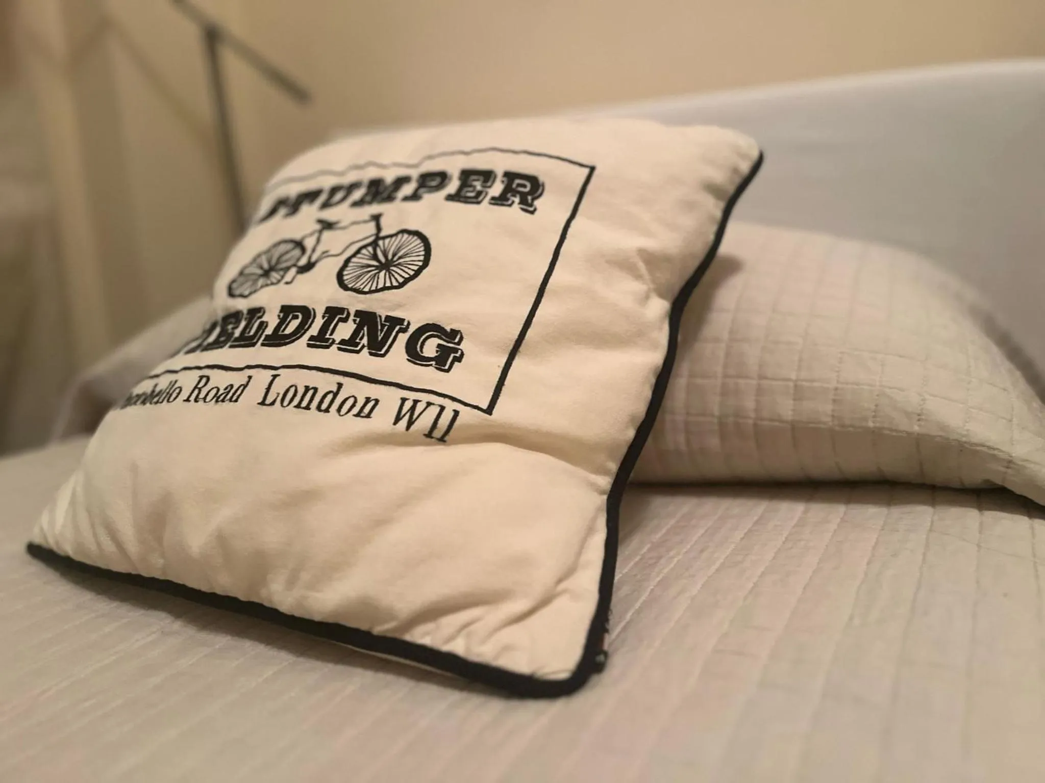 Decorative detail, Bed in Cinquecento B&B