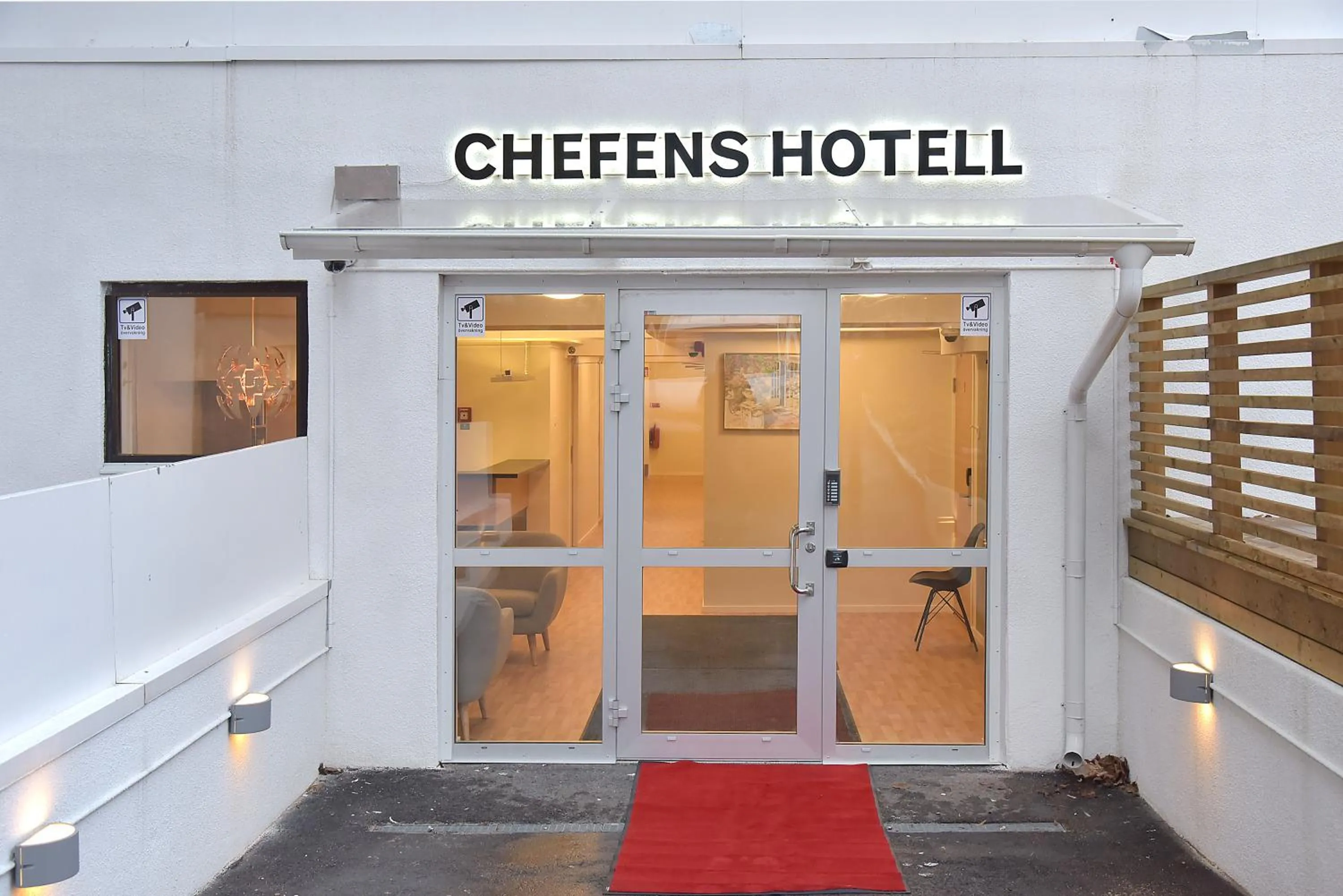 Facade/entrance in Chefens Hotell