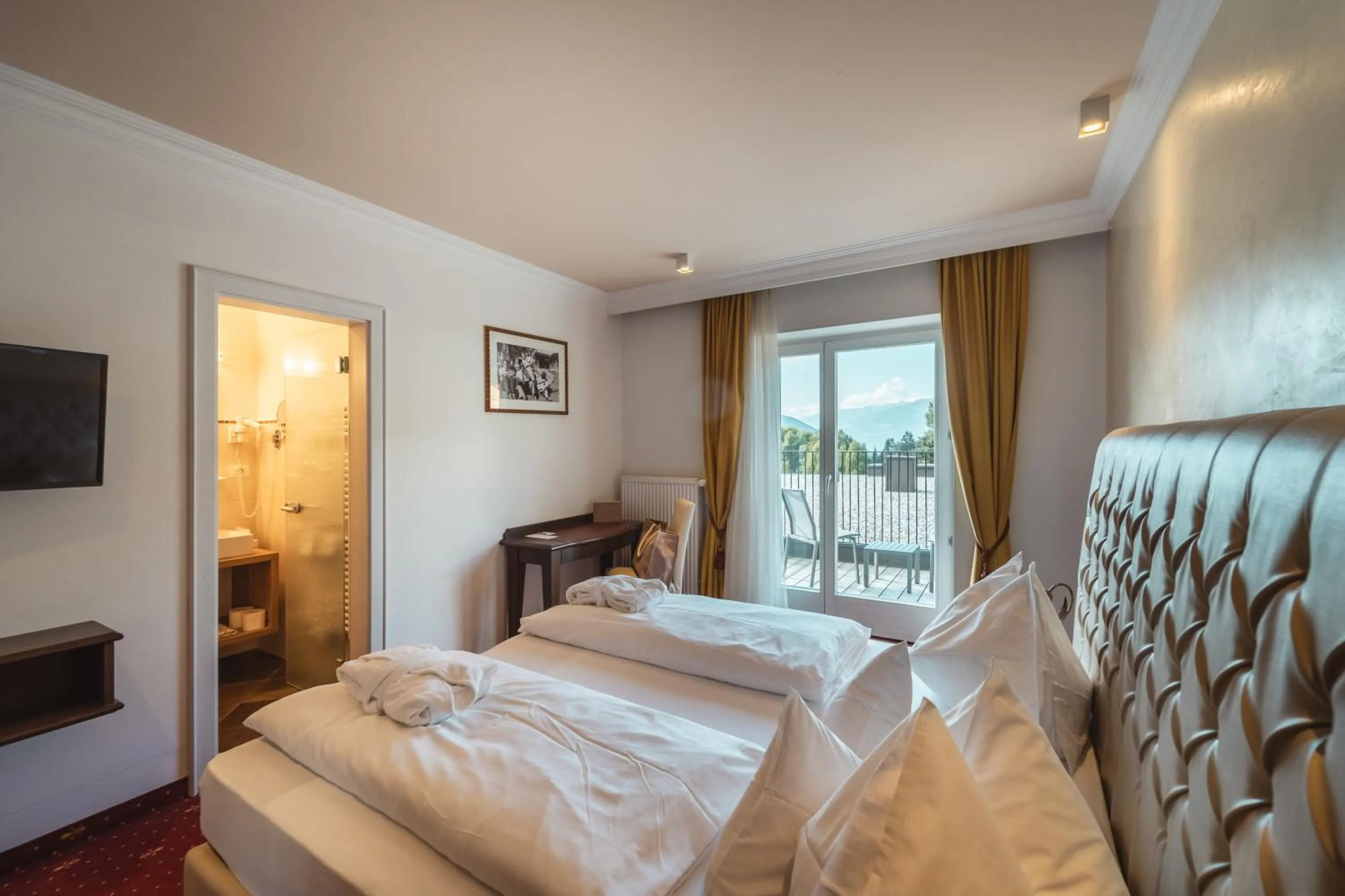 View (from property/room), Bed in Historic Hotel Alte Goste