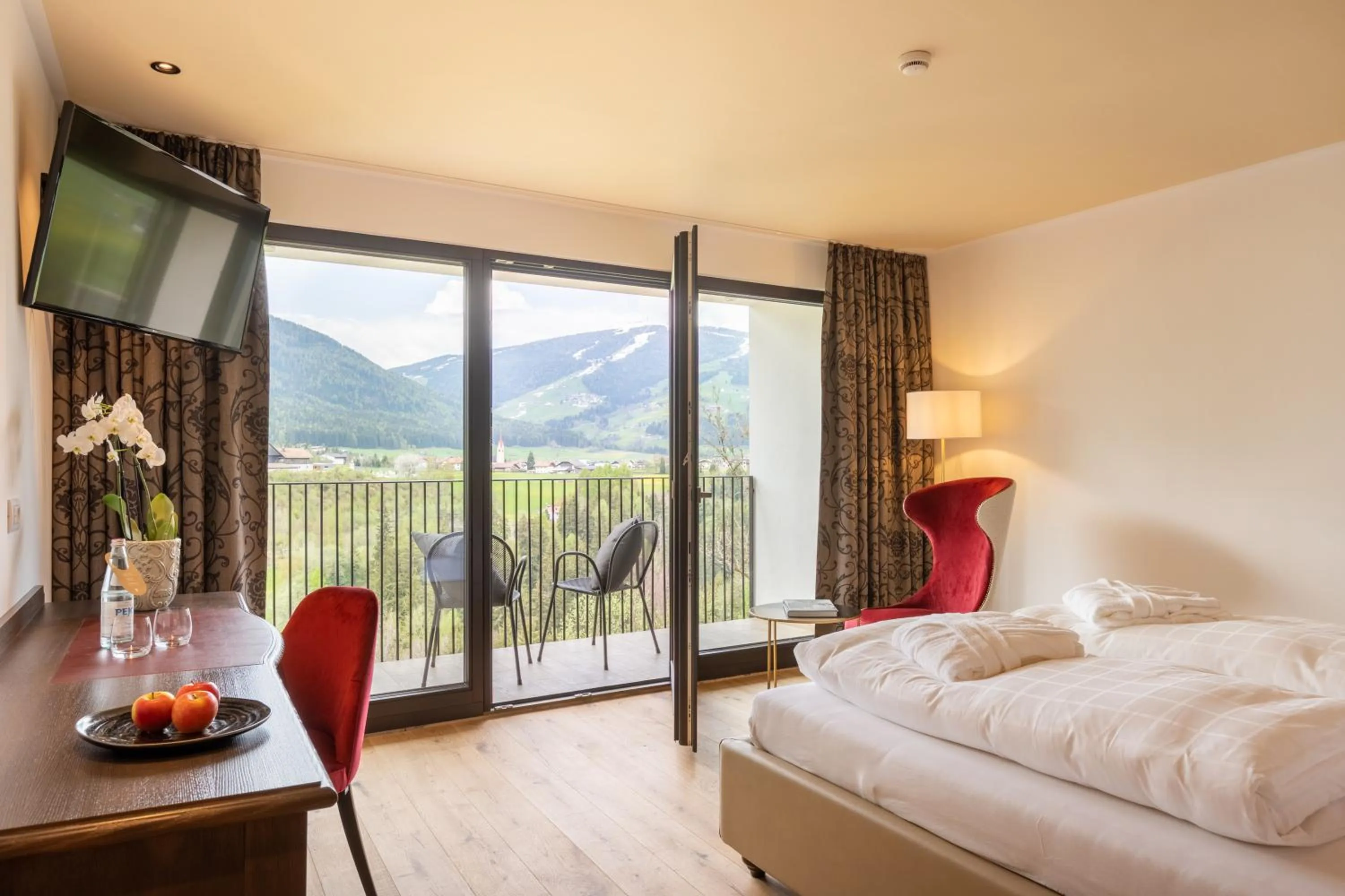 Photo of the whole room, Bed in Historic Hotel Alte Goste