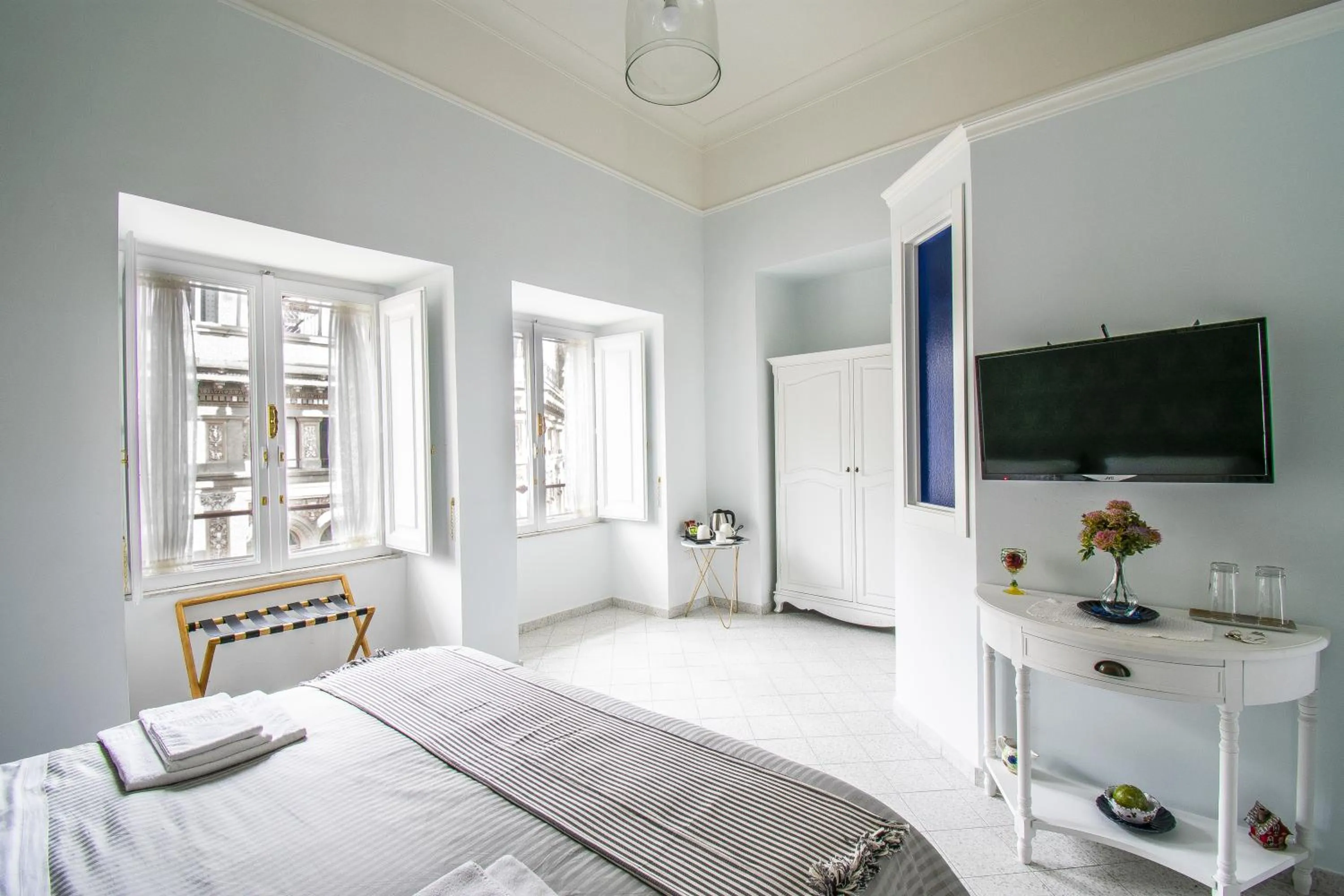 Double or Twin Room with View - single occupancy in Domus Sibyllina, Galleria Umberto I