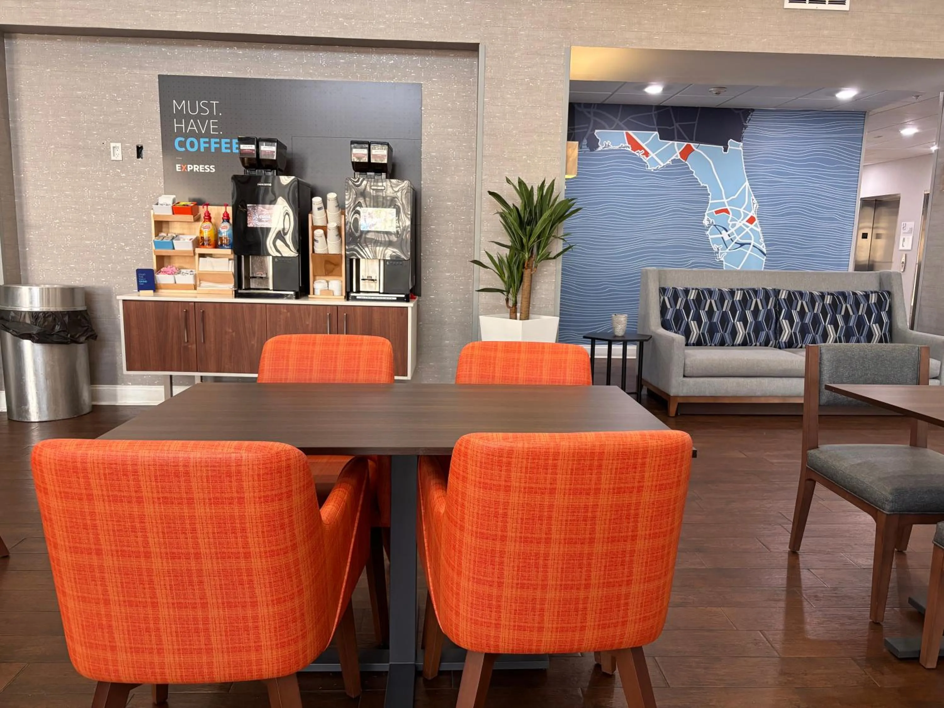 Coffee/tea facilities in Holiday Inn Express & Suites Destin - Miramar Beach by IHG