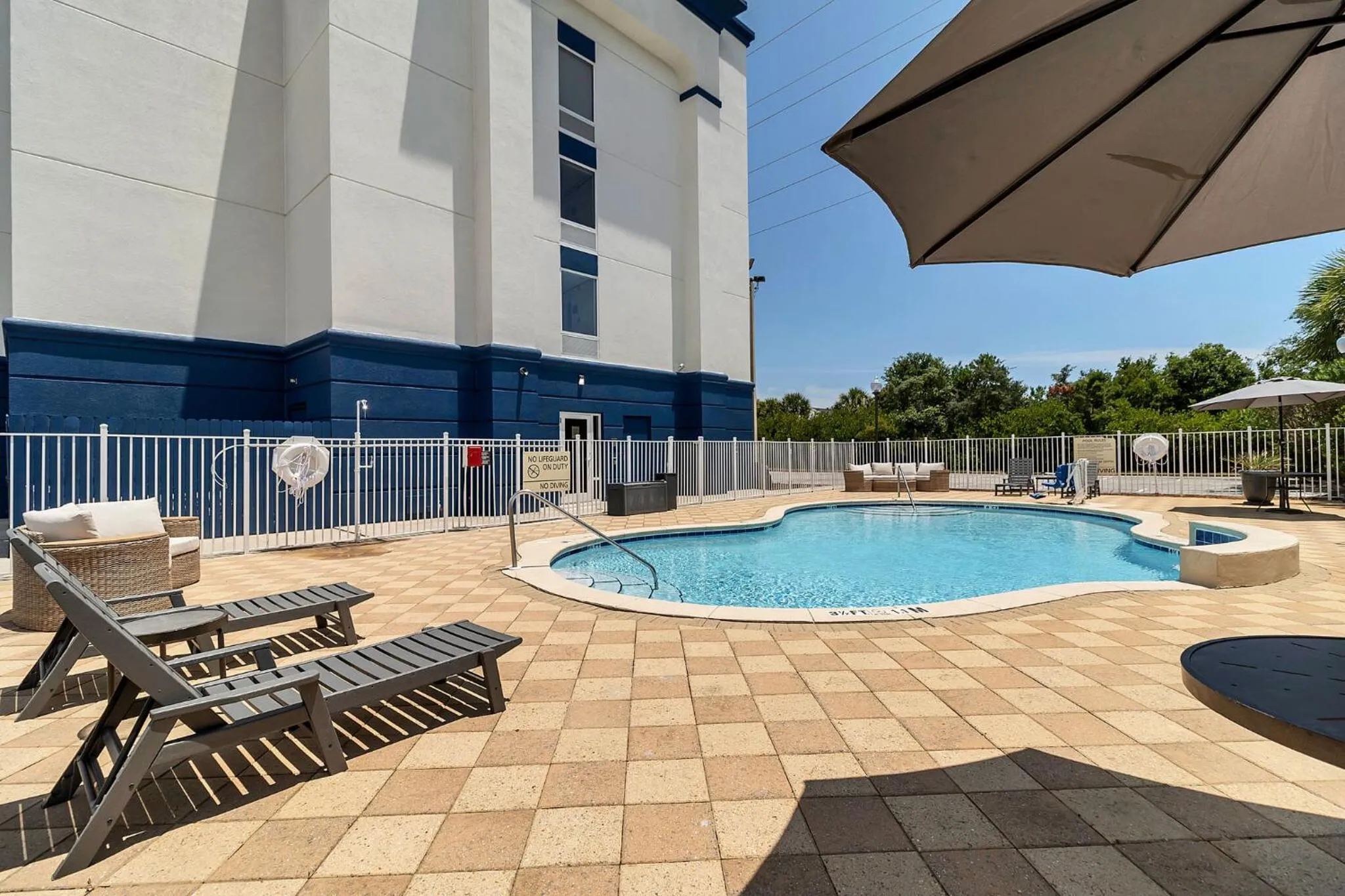 Swimming pool in Evoke Destin Hotel