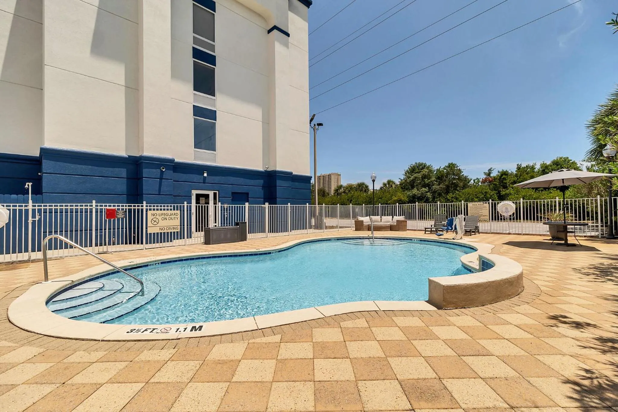 Swimming pool in Evoke Destin Hotel