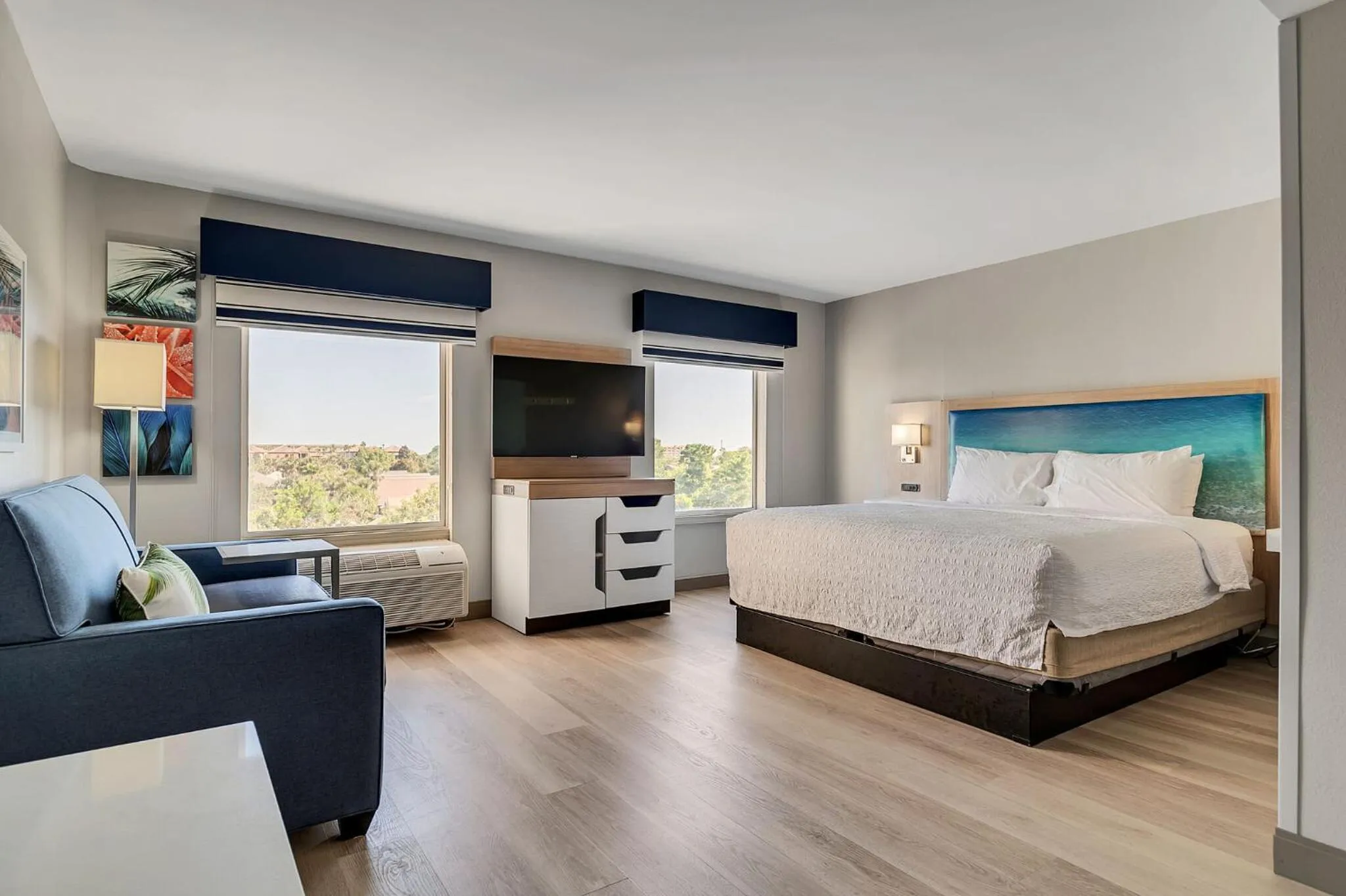 Photo of the whole room, Bed in Evoke Destin Hotel