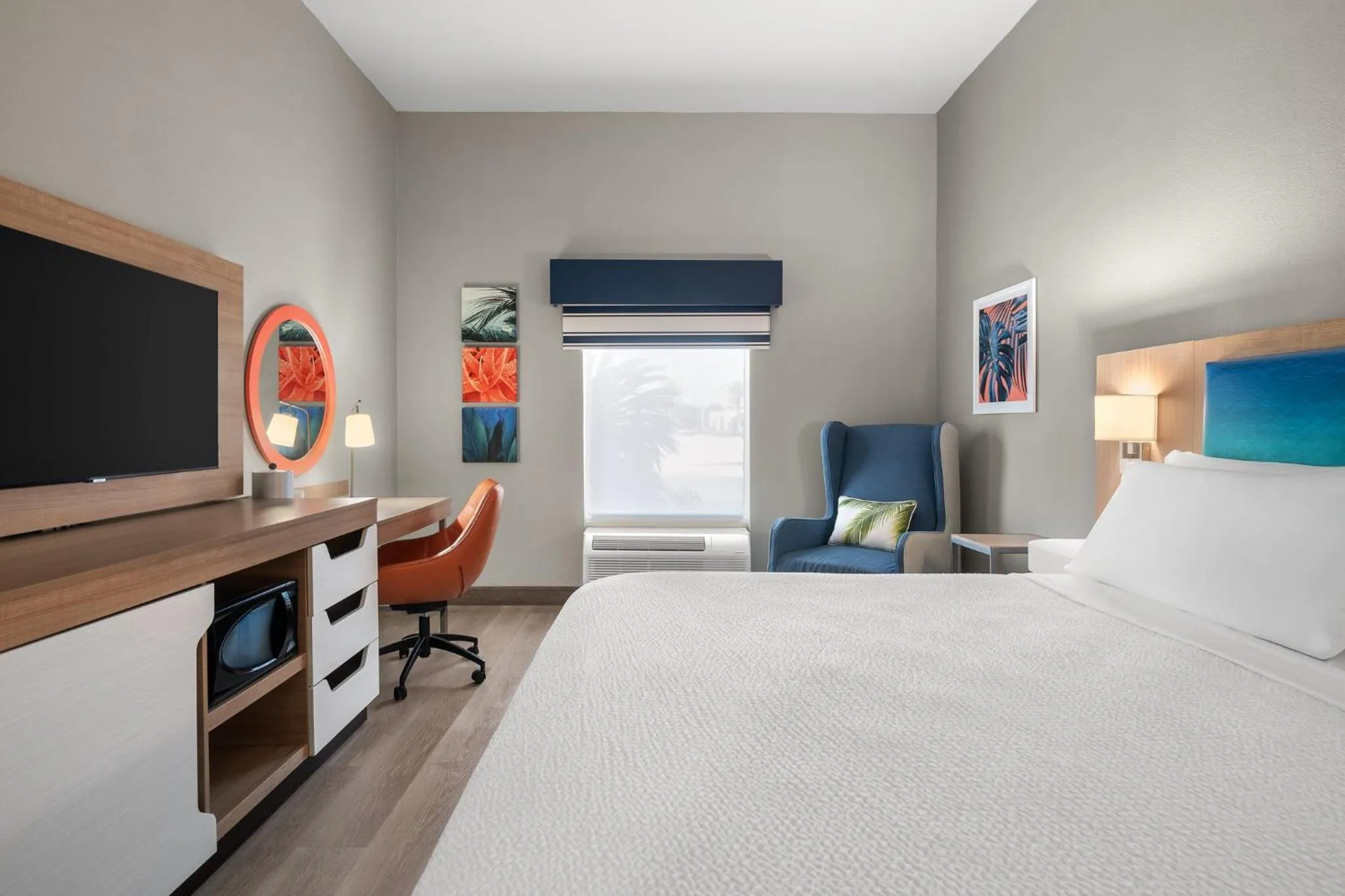 Photo of the whole room, Bed in Holiday Inn Express & Suites Destin - Miramar Beach by IHG