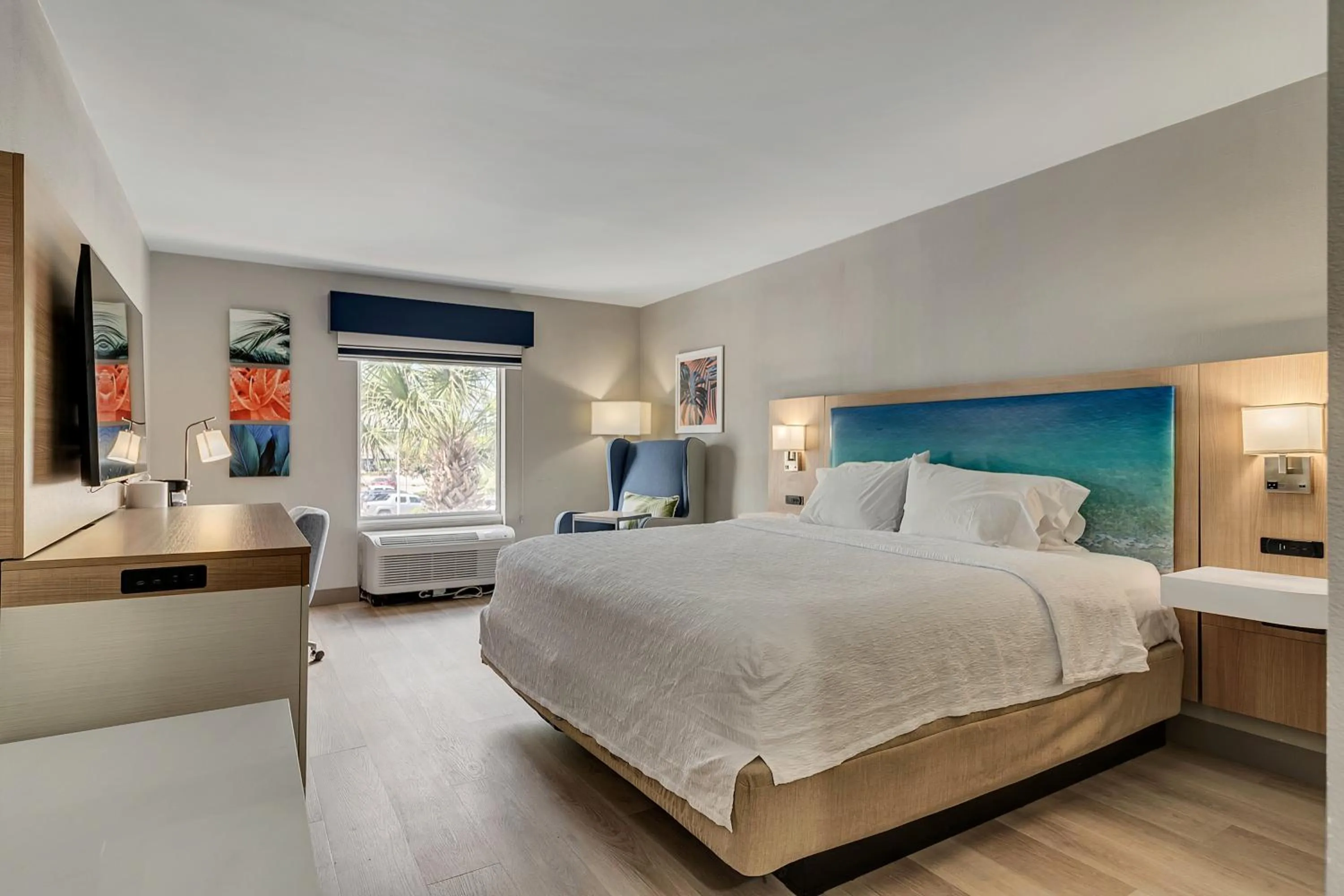 Photo of the whole room, Bed in Evoke Destin Hotel