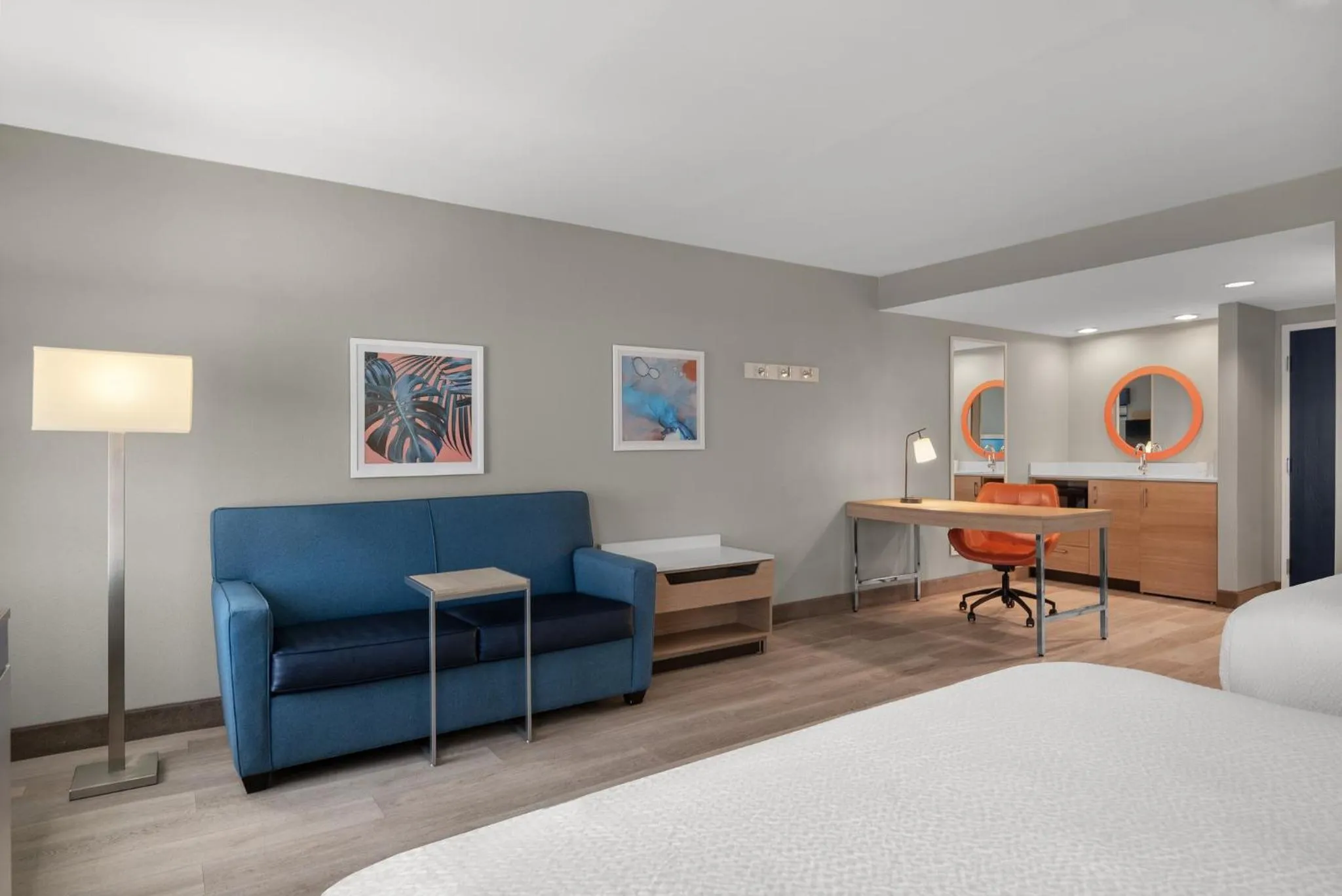 Photo of the whole room, Bed in Holiday Inn Express & Suites Destin - Miramar Beach by IHG