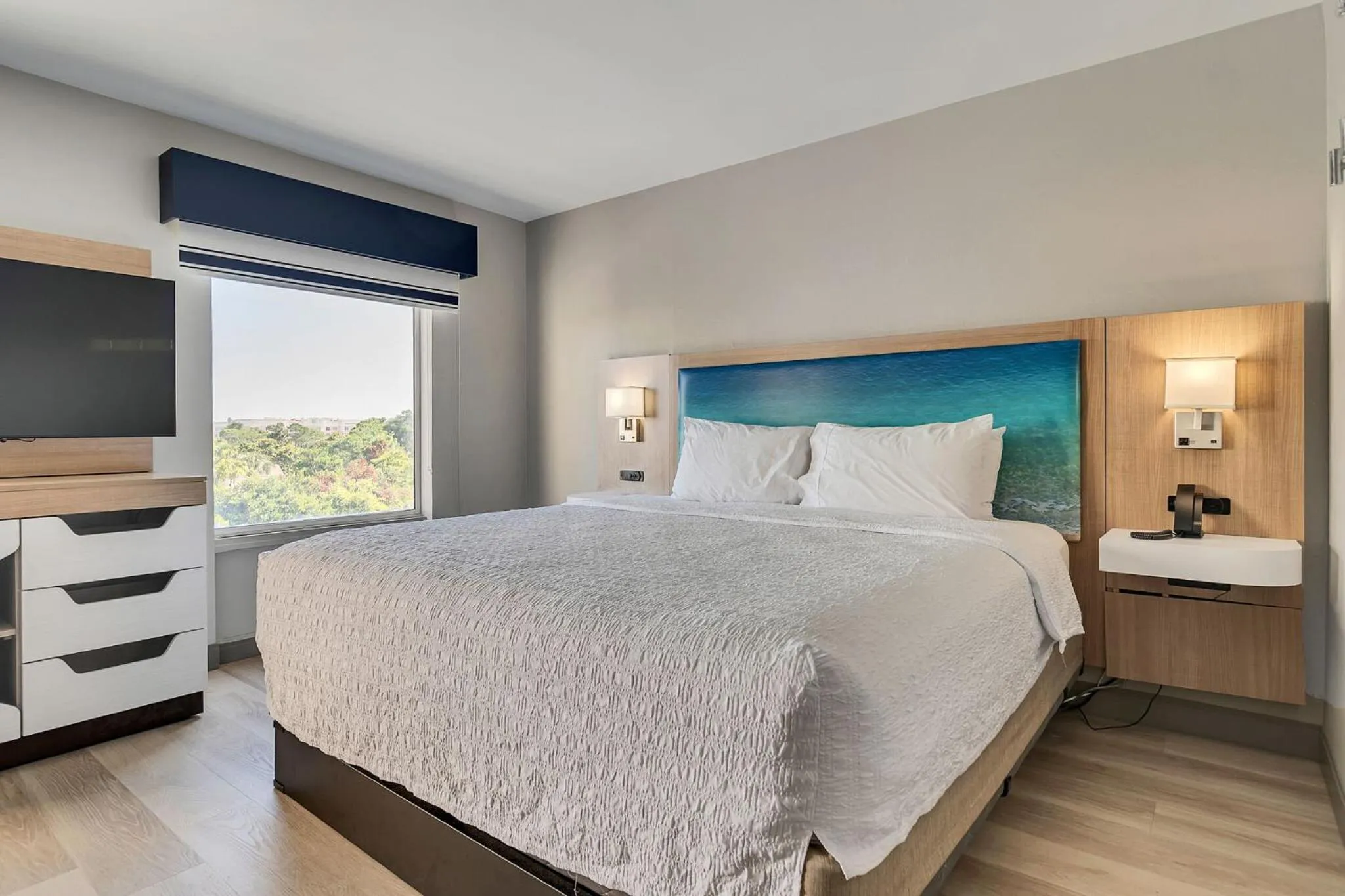 Photo of the whole room, Bed in Evoke Destin Hotel