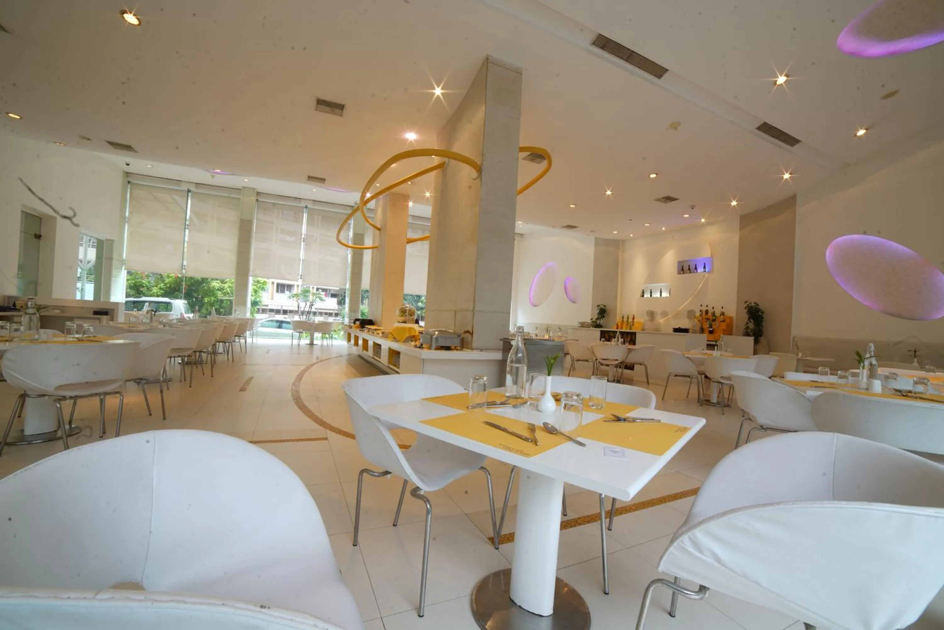 Restaurant/places to eat in Hotel Kohinoor Elite near BKC