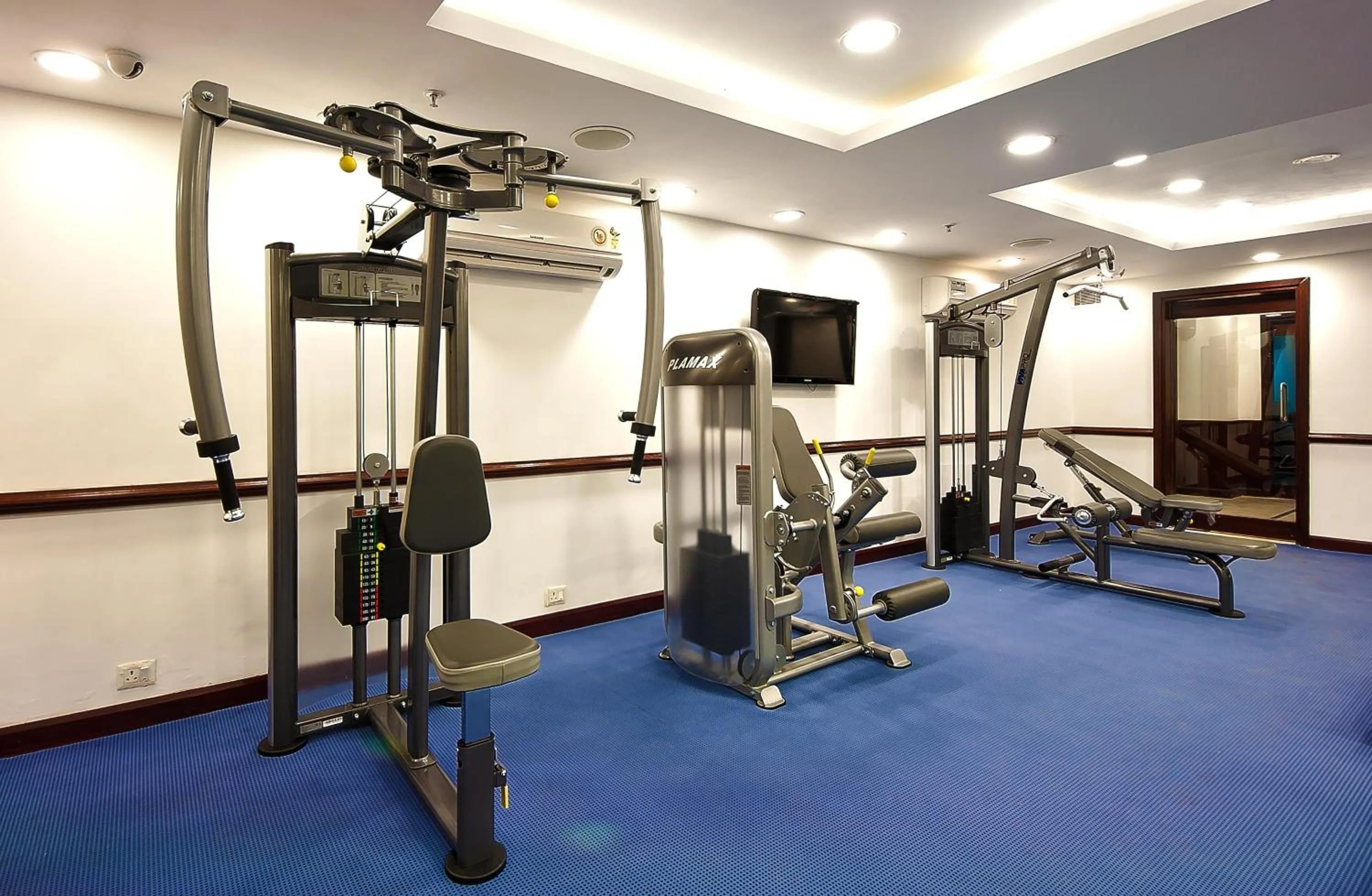 Fitness centre/facilities in The Golden Plaza Hotel