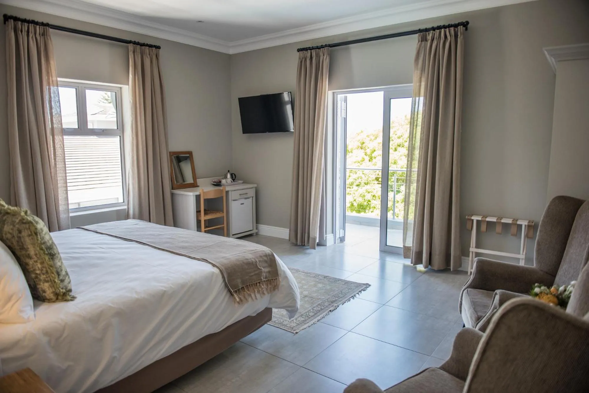 Photo of the whole room, Bed in The Whale on Main B&B