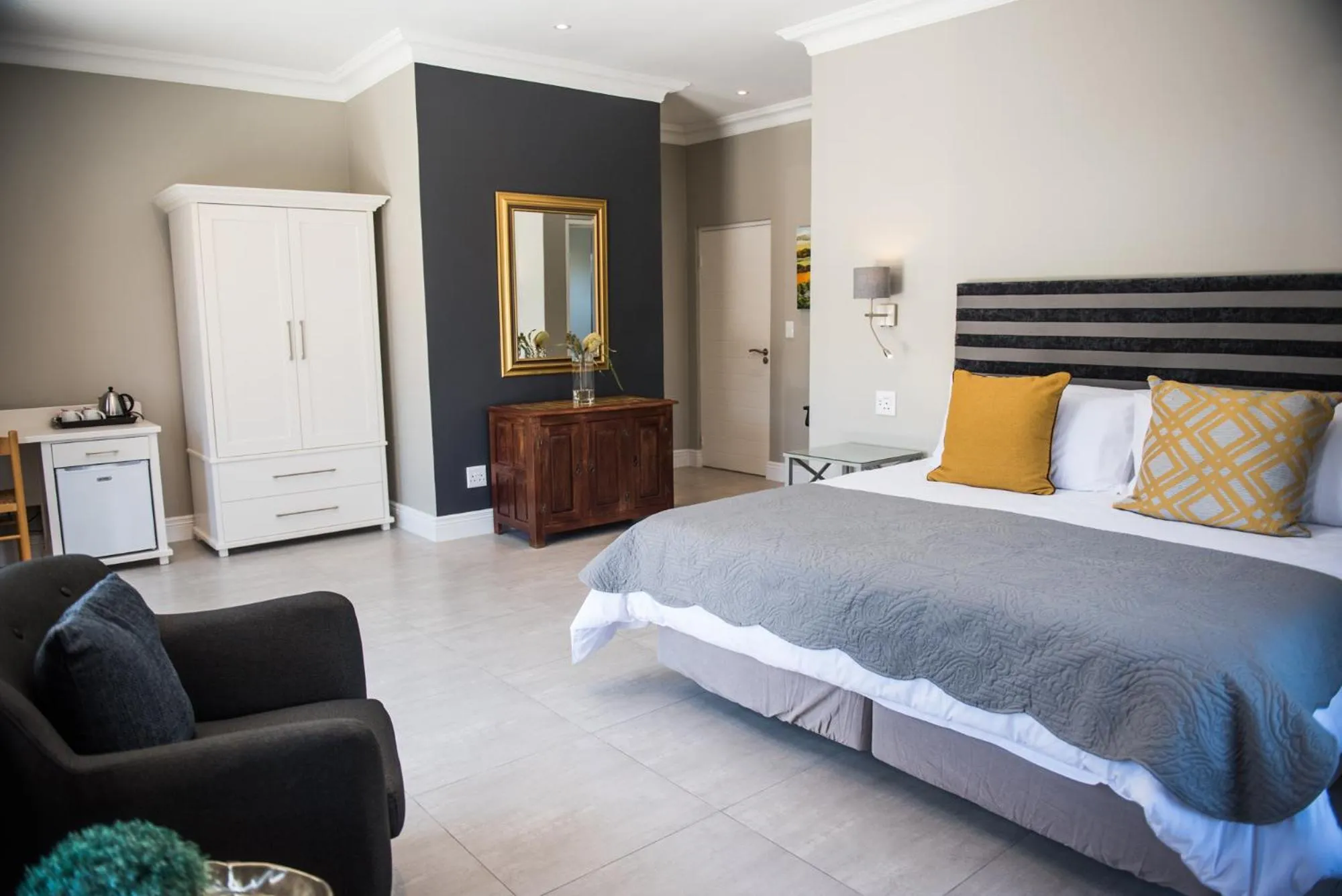 Photo of the whole room, Bed in The Whale on Main B&B