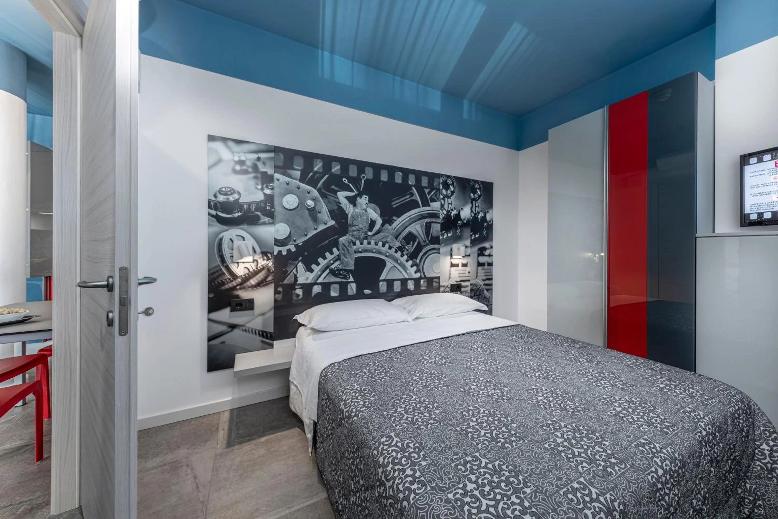 Bedroom, Bed in Residence Filmare