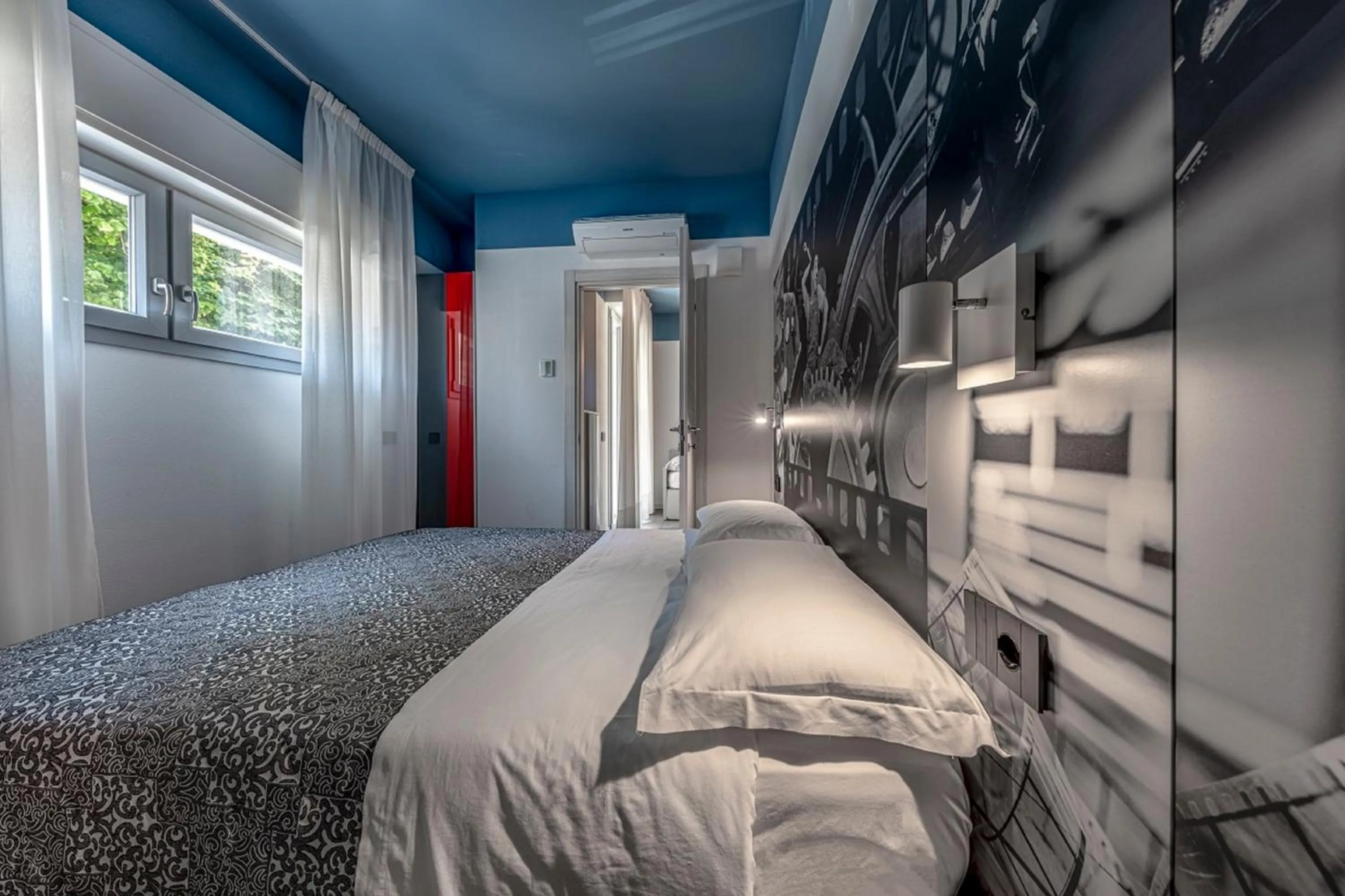 Bedroom, Bed in Residence Filmare