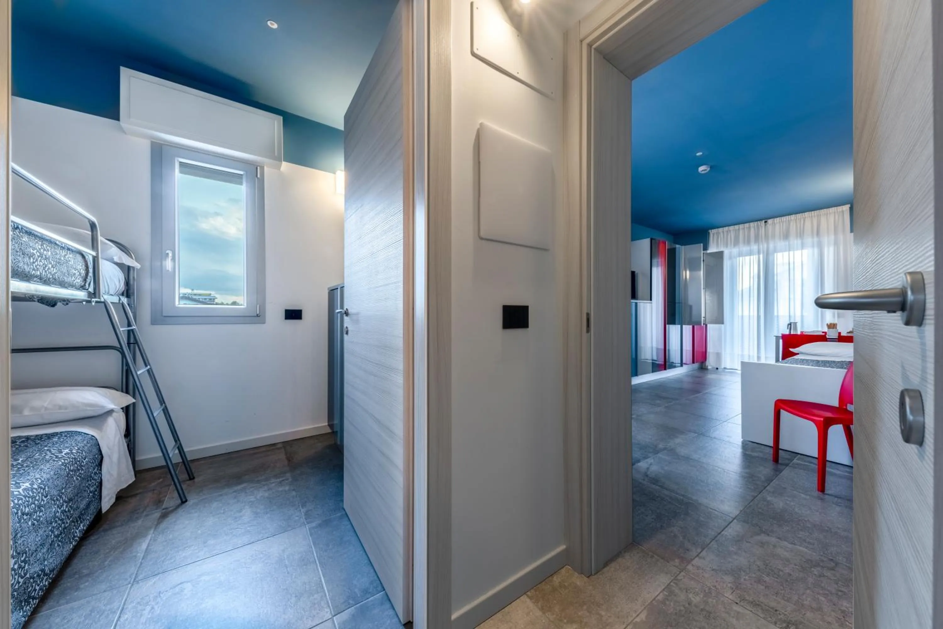 bunk bed, Bed in Residence Filmare