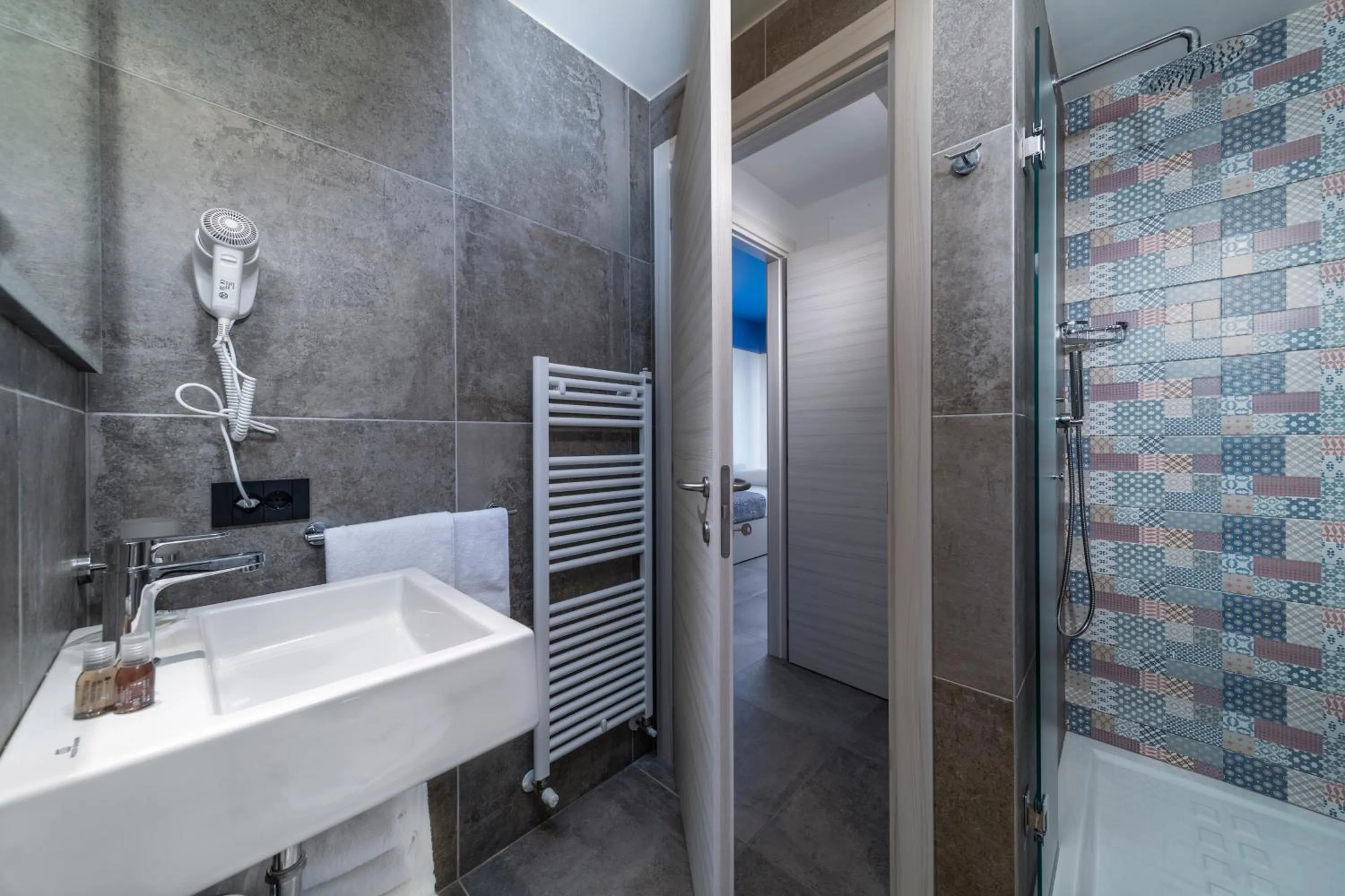 Shower in Residence Filmare