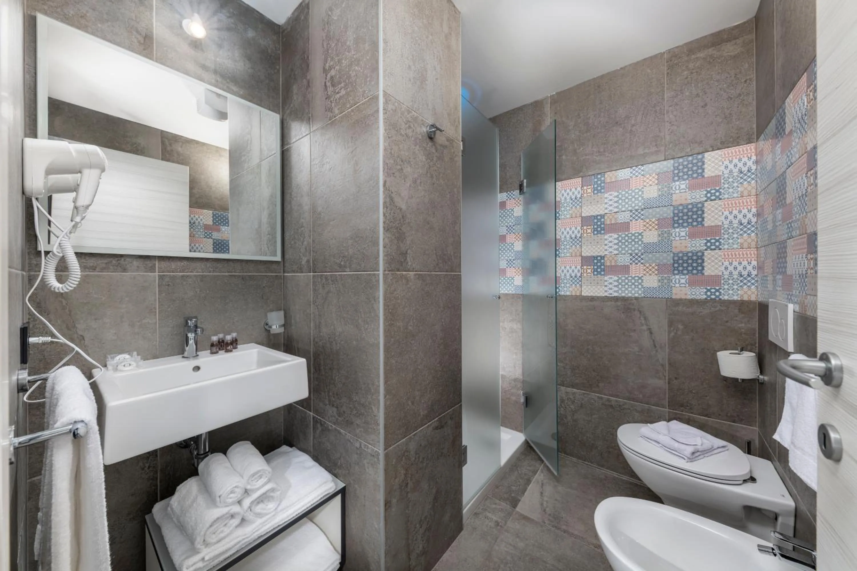Shower in Residence Filmare