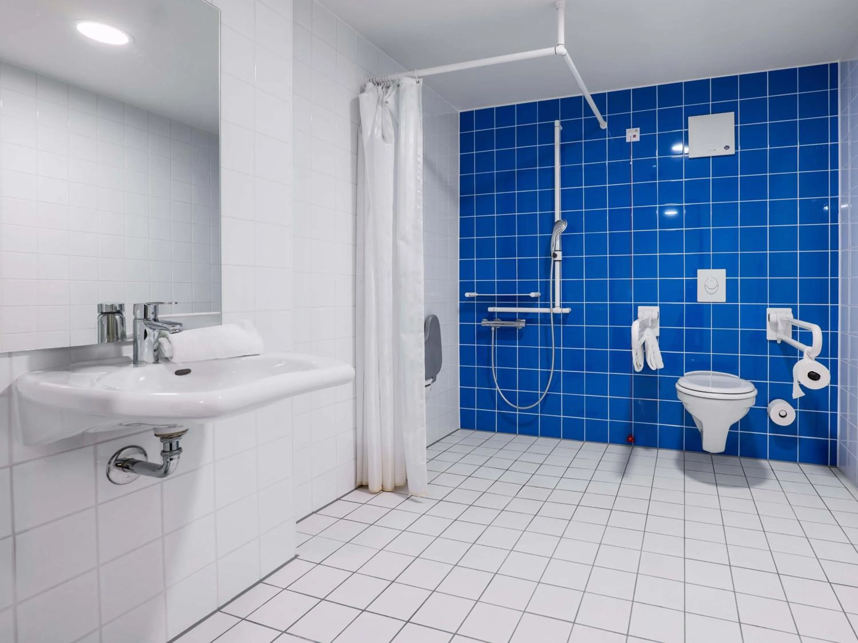 Bathroom in B&B Hotel Stuttgart-Airport/Messe