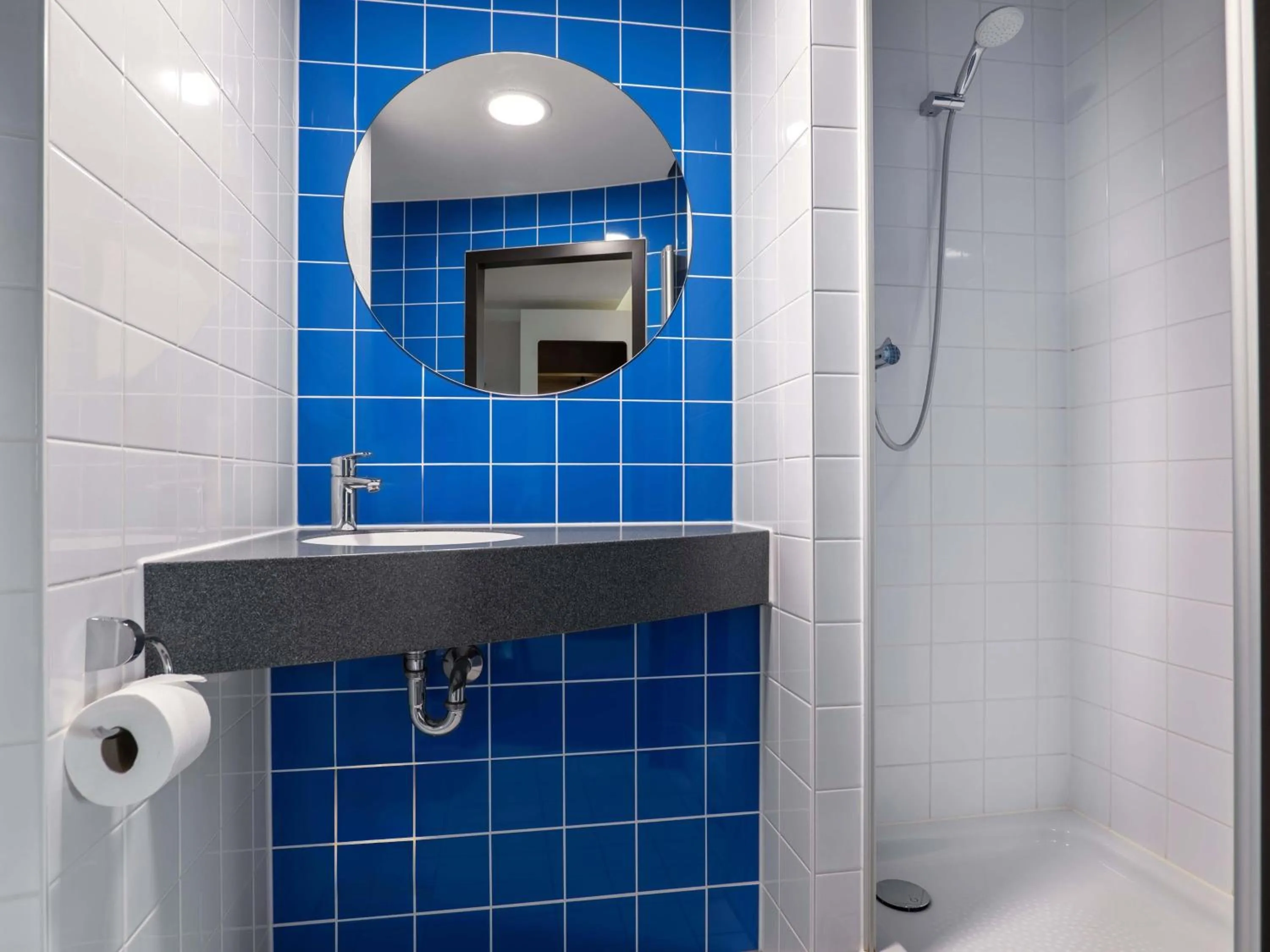 Bathroom in B&B Hotel Stuttgart-Airport/Messe