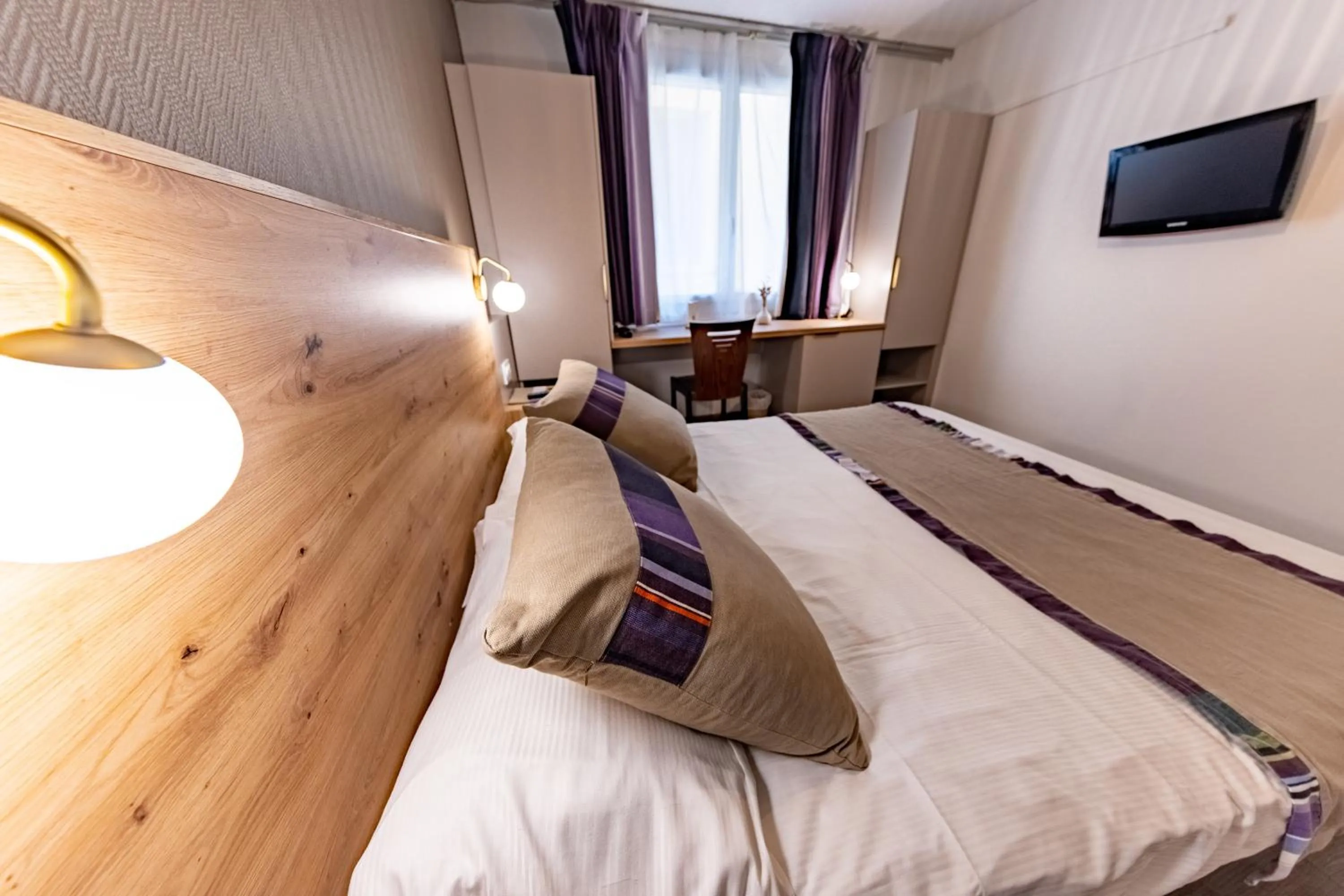 Bedroom, Bed in Hôtel Princes de Catalogne