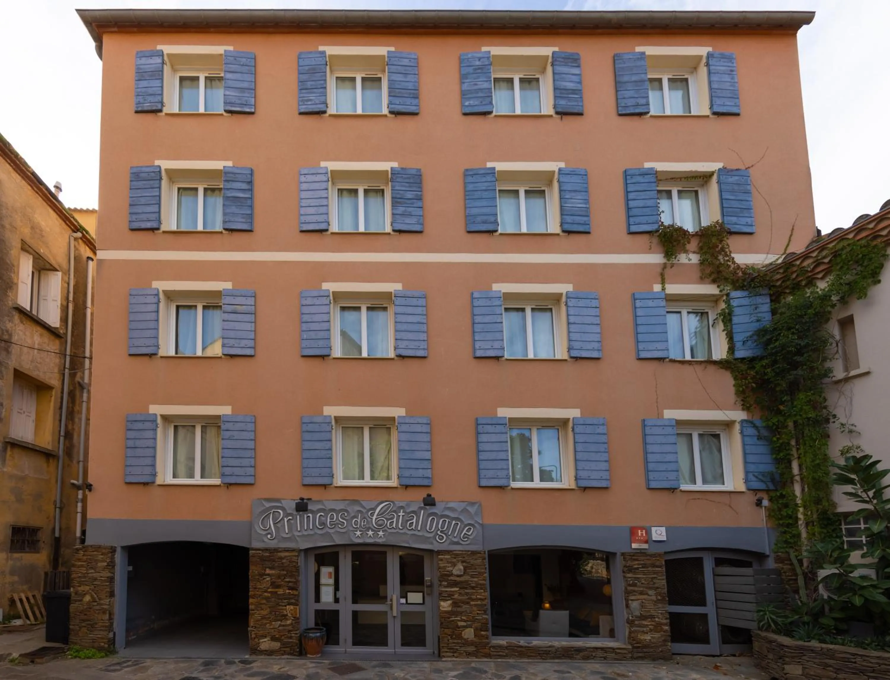Property building in Hôtel Princes de Catalogne