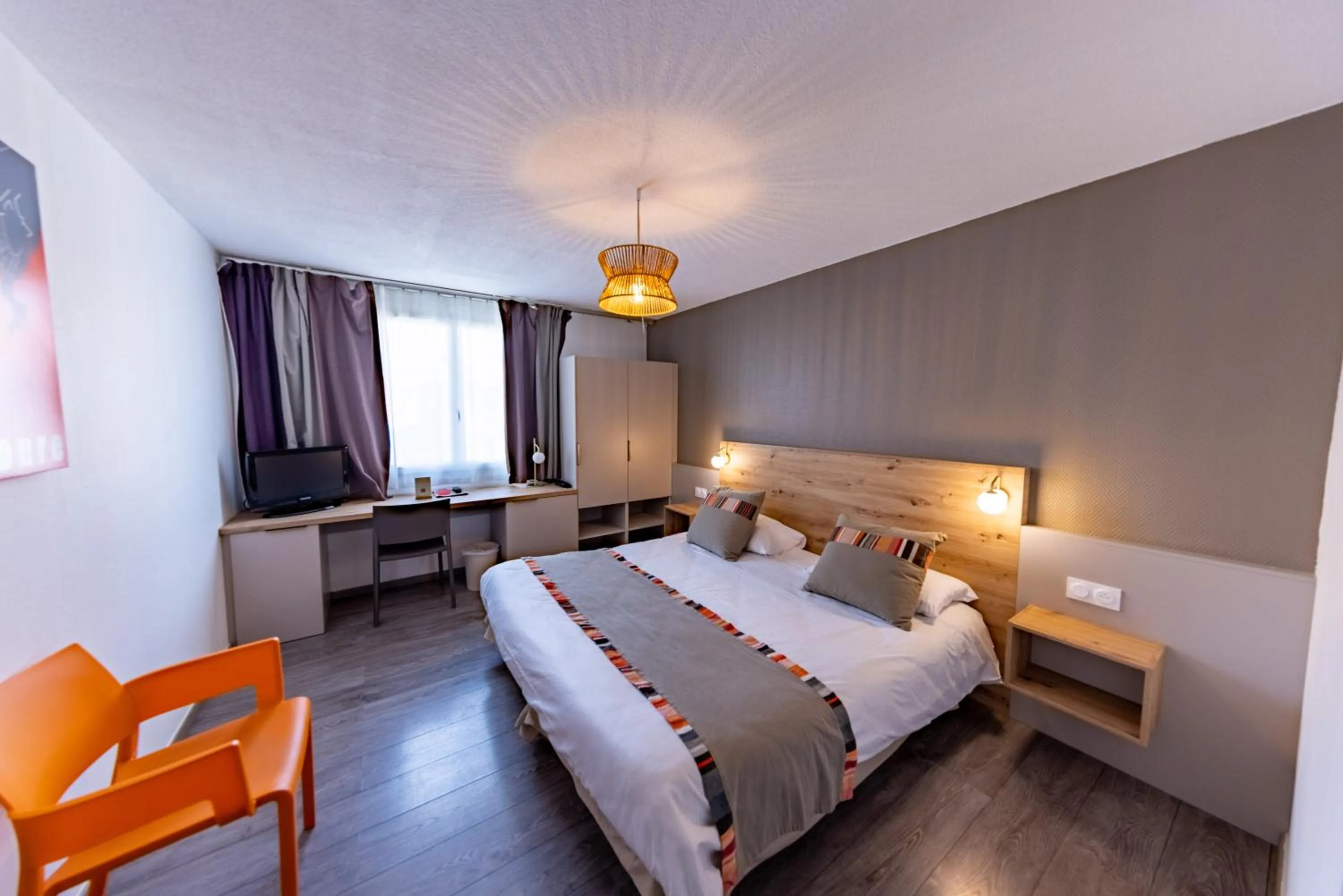 Bedroom, Bed in Hôtel Princes de Catalogne