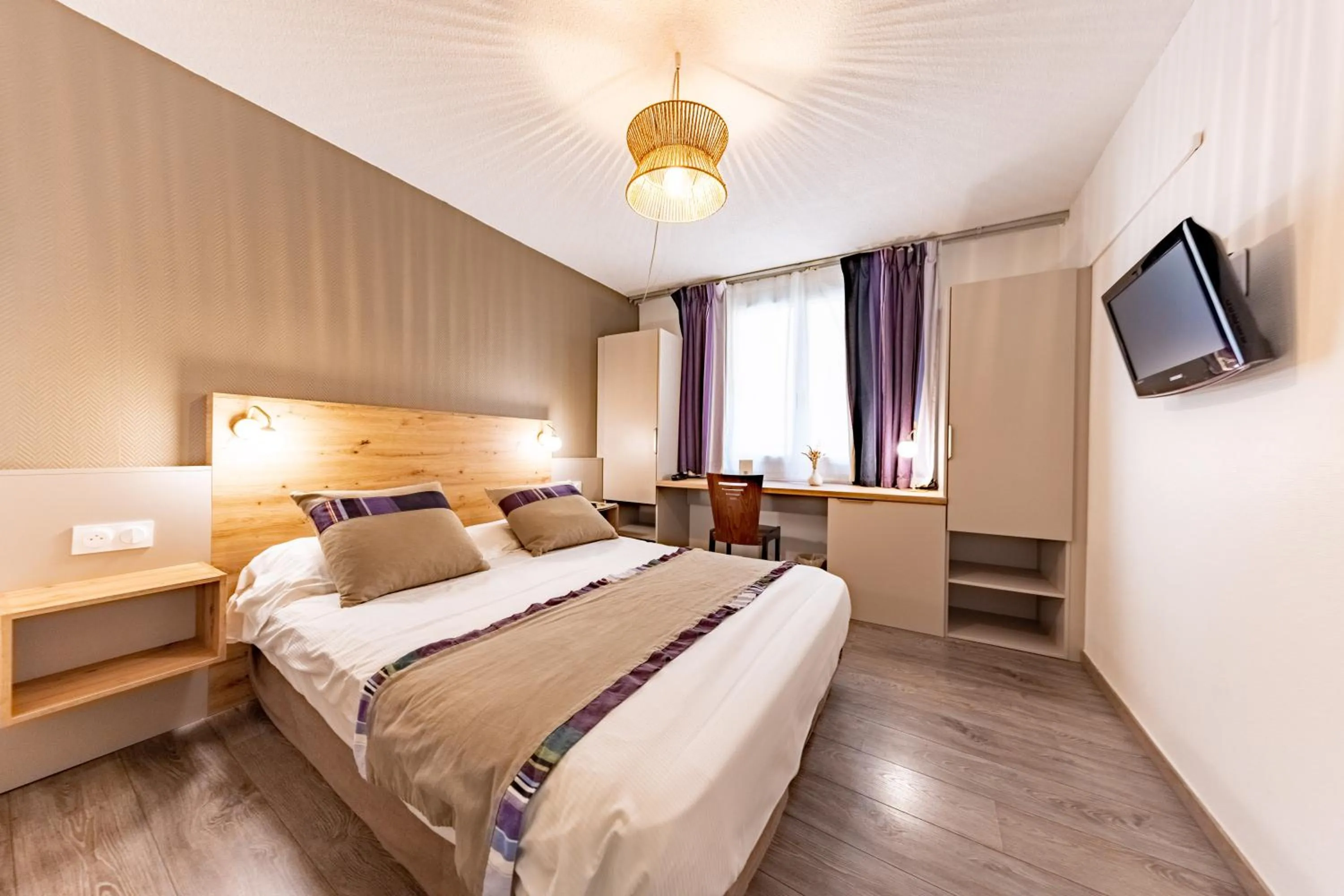 Bedroom, Bed in Hôtel Princes de Catalogne