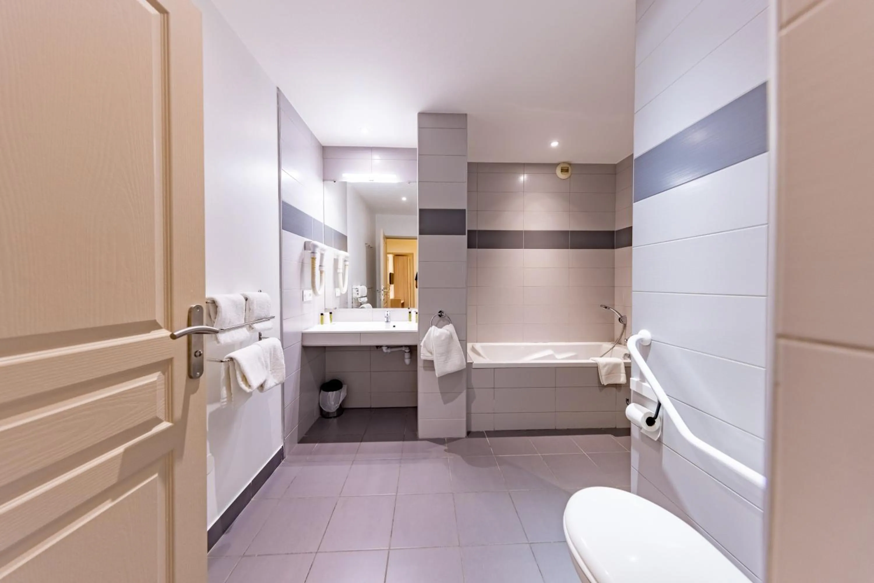 Bathroom in Hôtel Princes de Catalogne