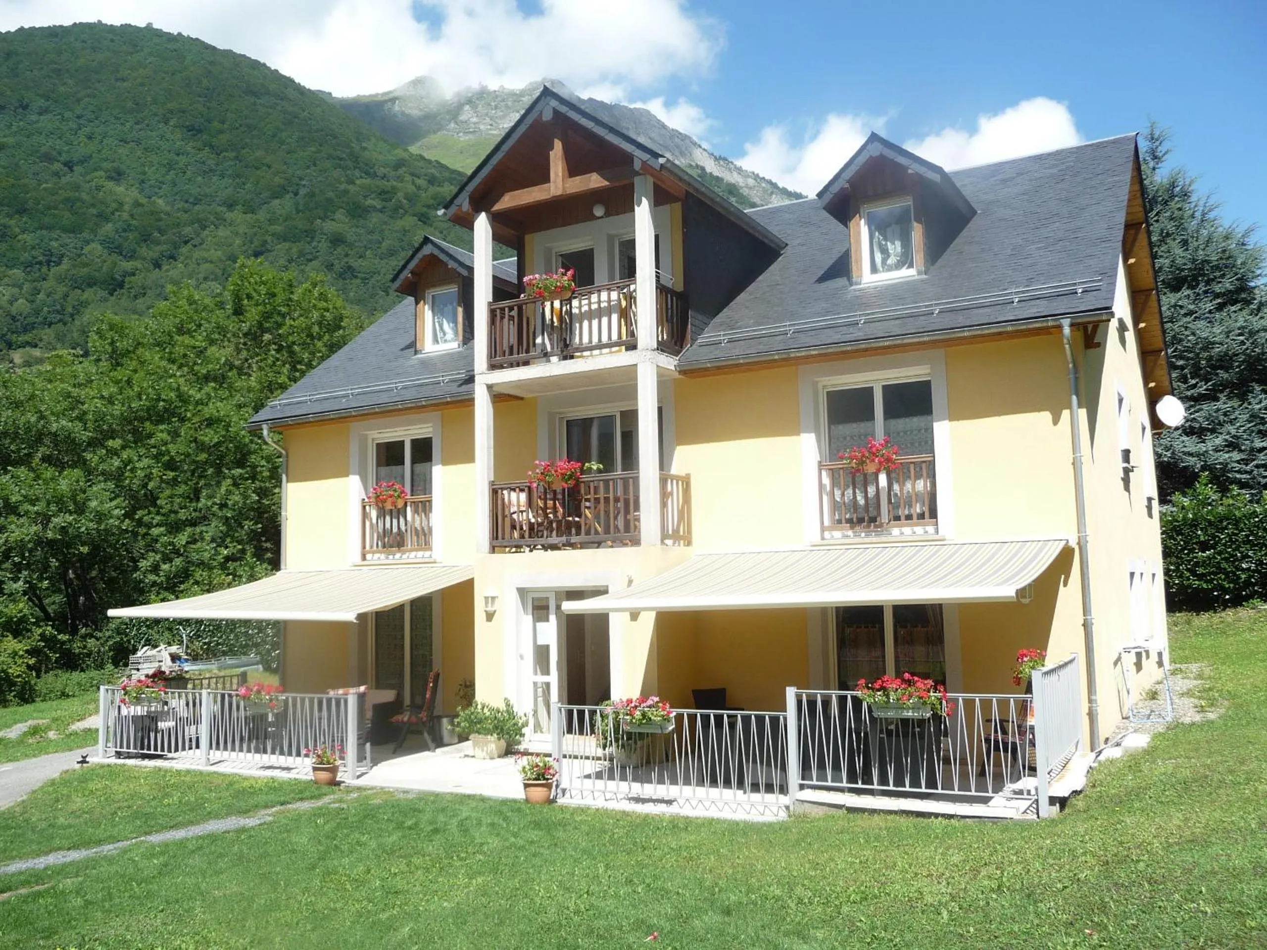 Facade/entrance in Chambres d'Hôtes La Balaguère