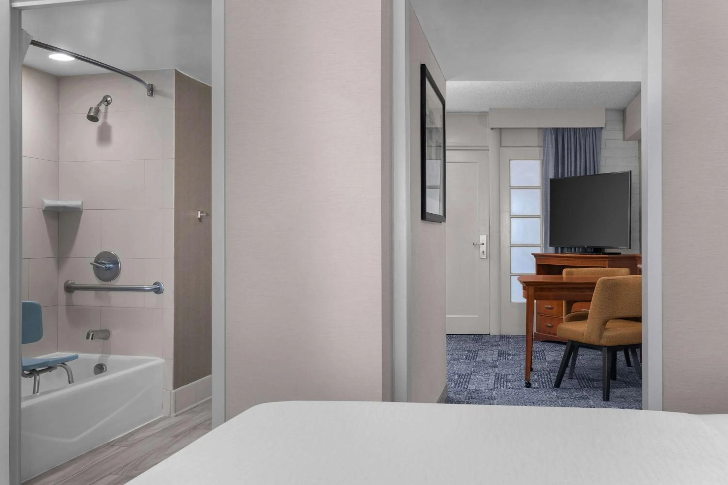 Bed in Embassy Suites by Hilton El Paso