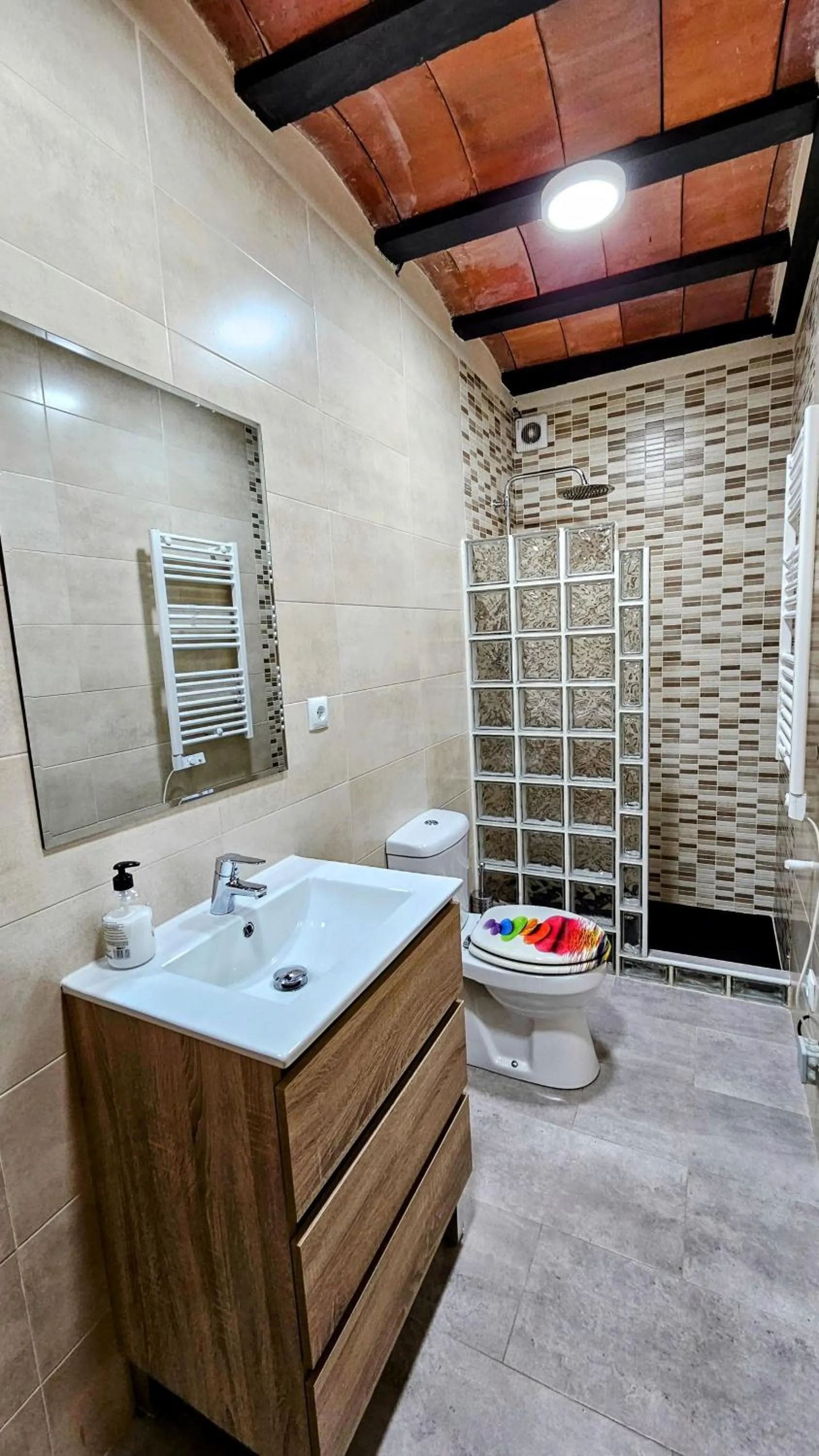 Shower in Ca l'Aixut Turismo Rural