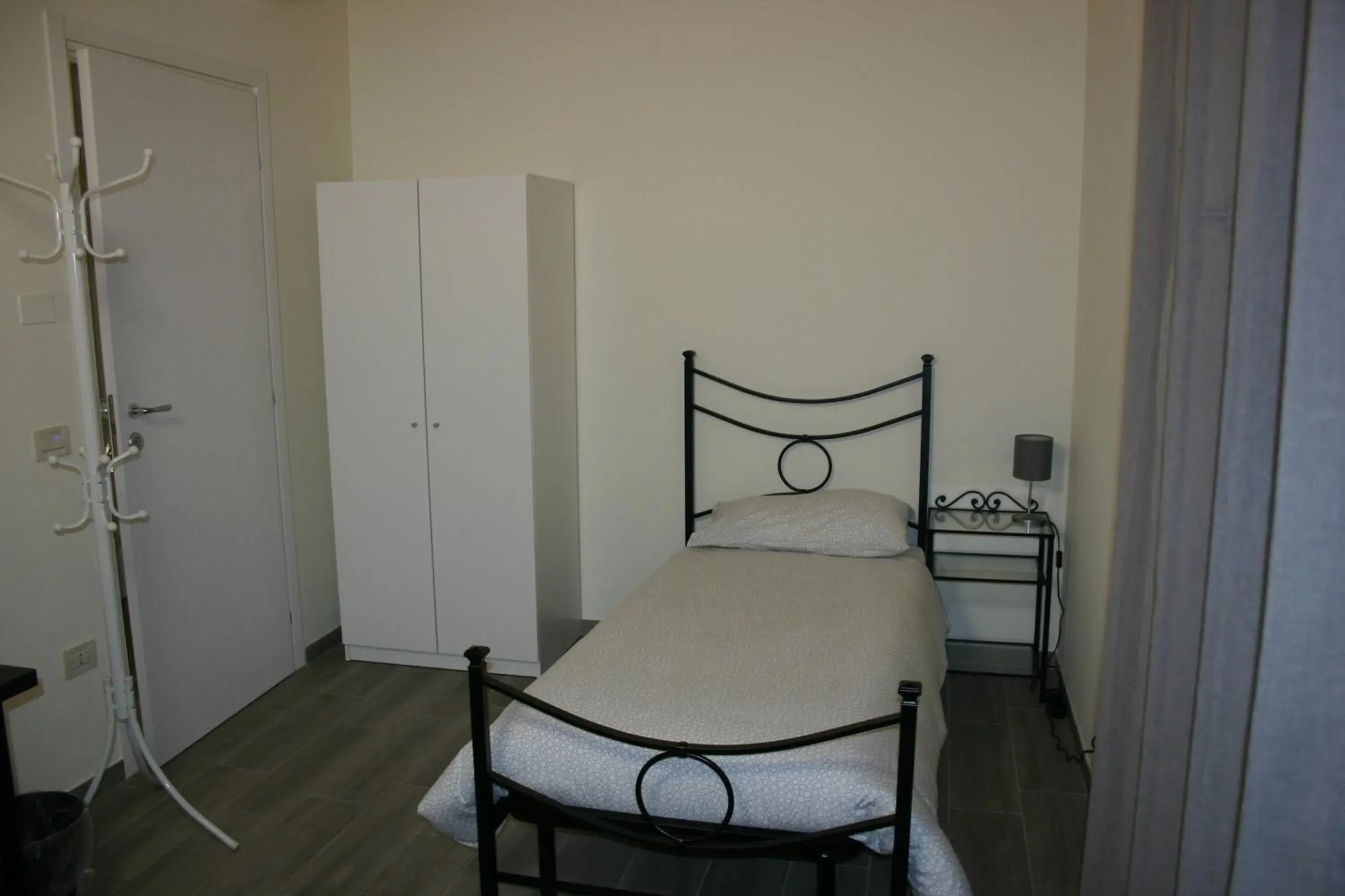 Single Room with Private Bathroom - single occupancy in Via Venezia Accomodating Solutions Single Room with Private Bathroom - single occupancy in Via Venezia Accomodating Solutions