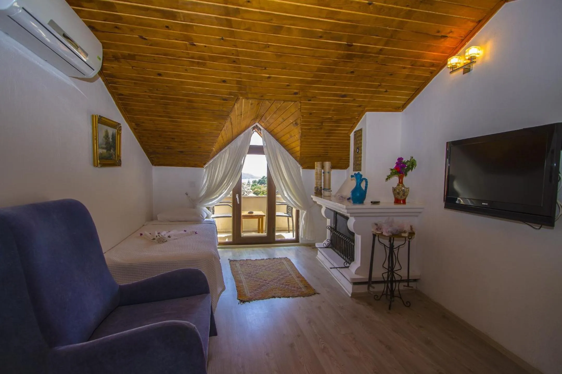 TV and multimedia in Alya Hotel Göcek