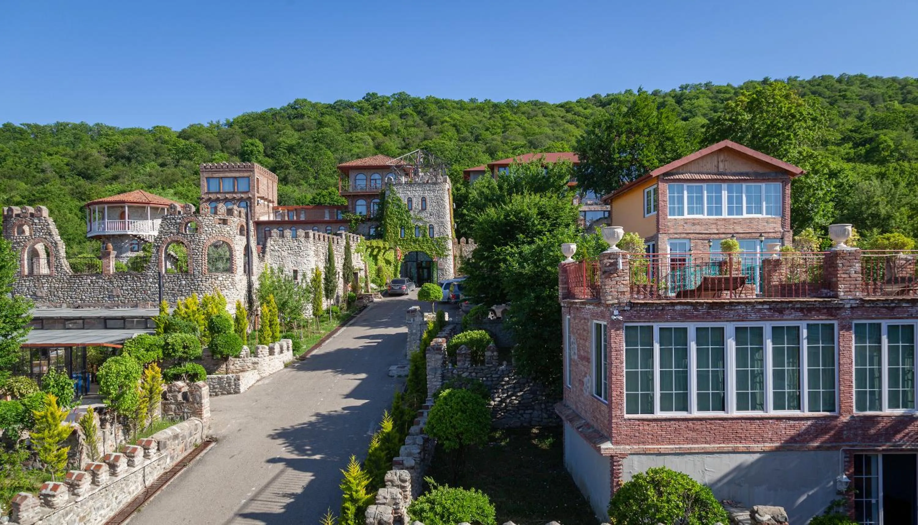 Property building in Chateau Mere