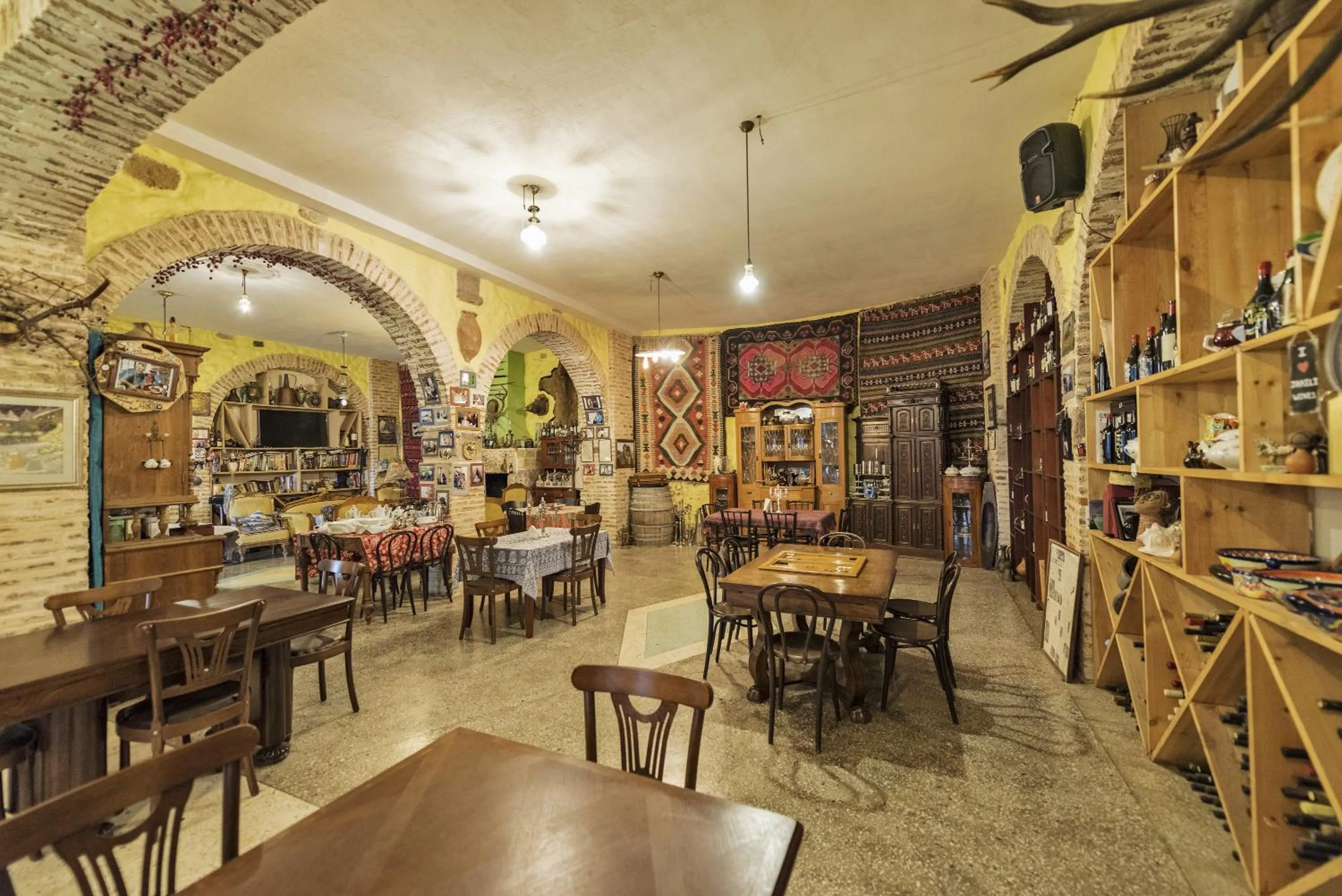 Restaurant/places to eat in Chateau Mere