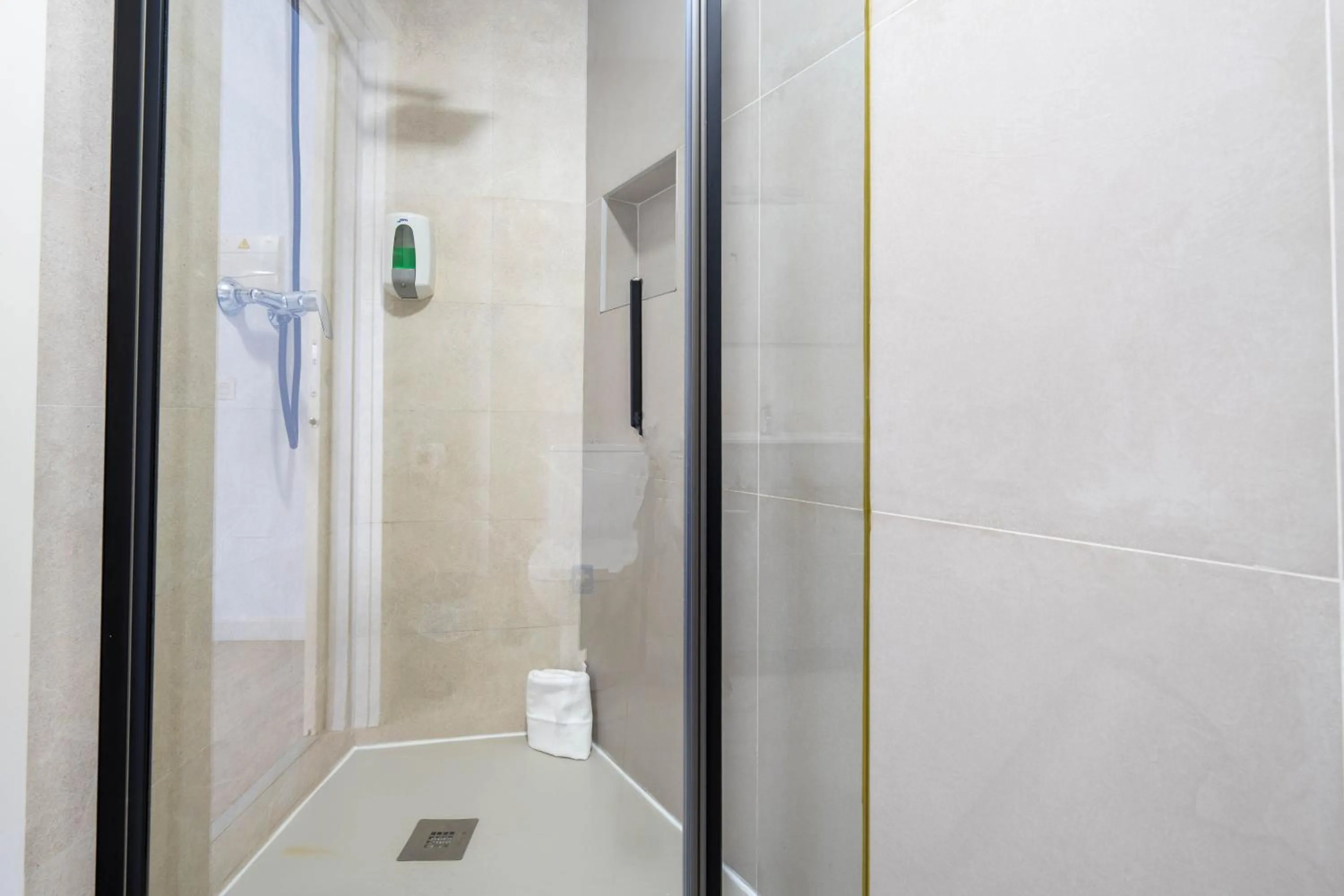 Shower in BF Rooms Almeria Centro
