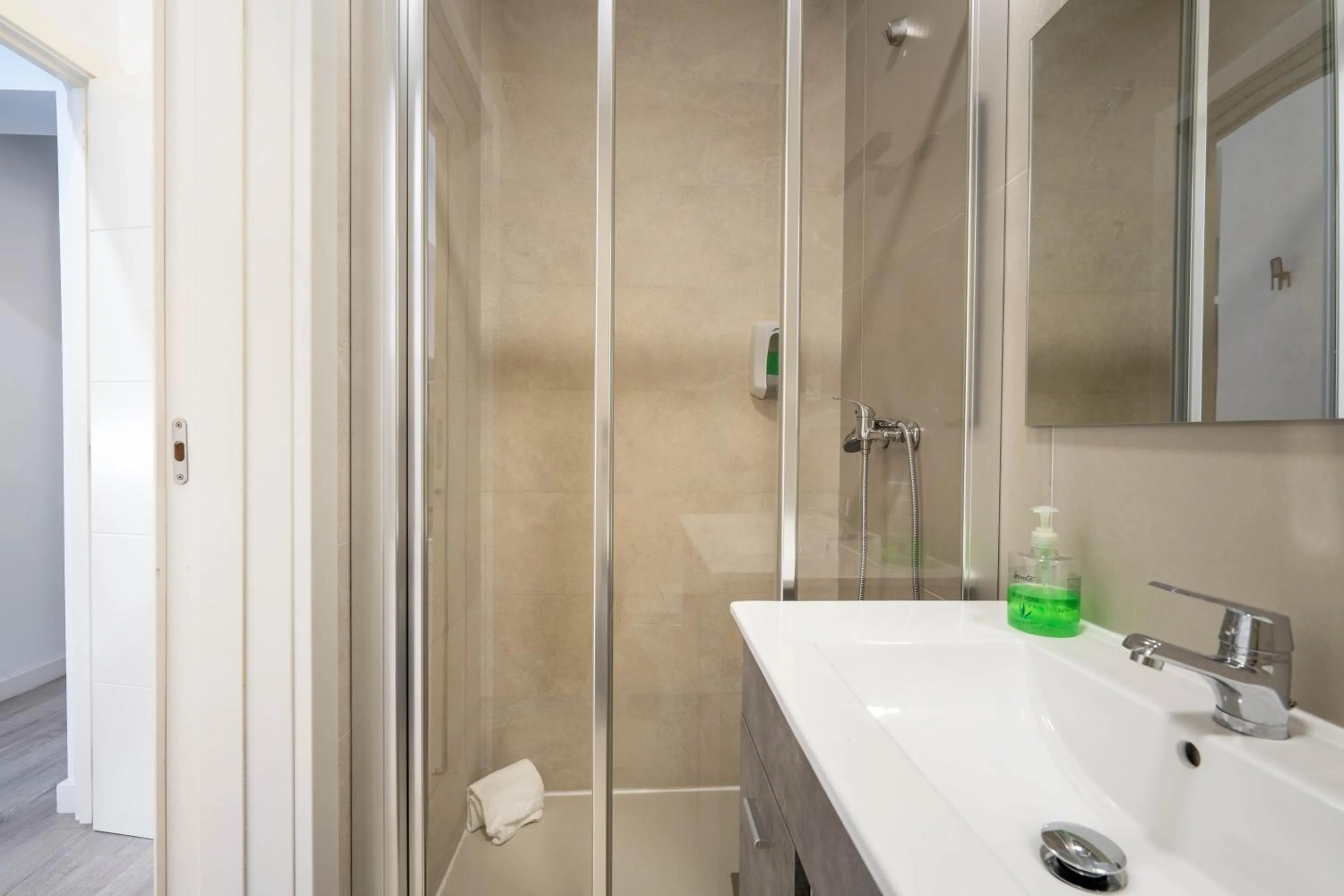 Shower in BF Rooms Almeria Centro